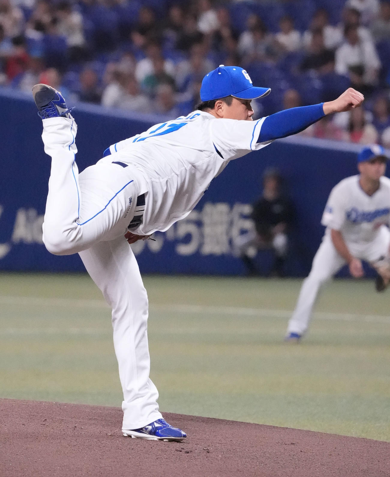 中日対巨人　1回表、登板する中日先発の柳（撮影・森本幸一）