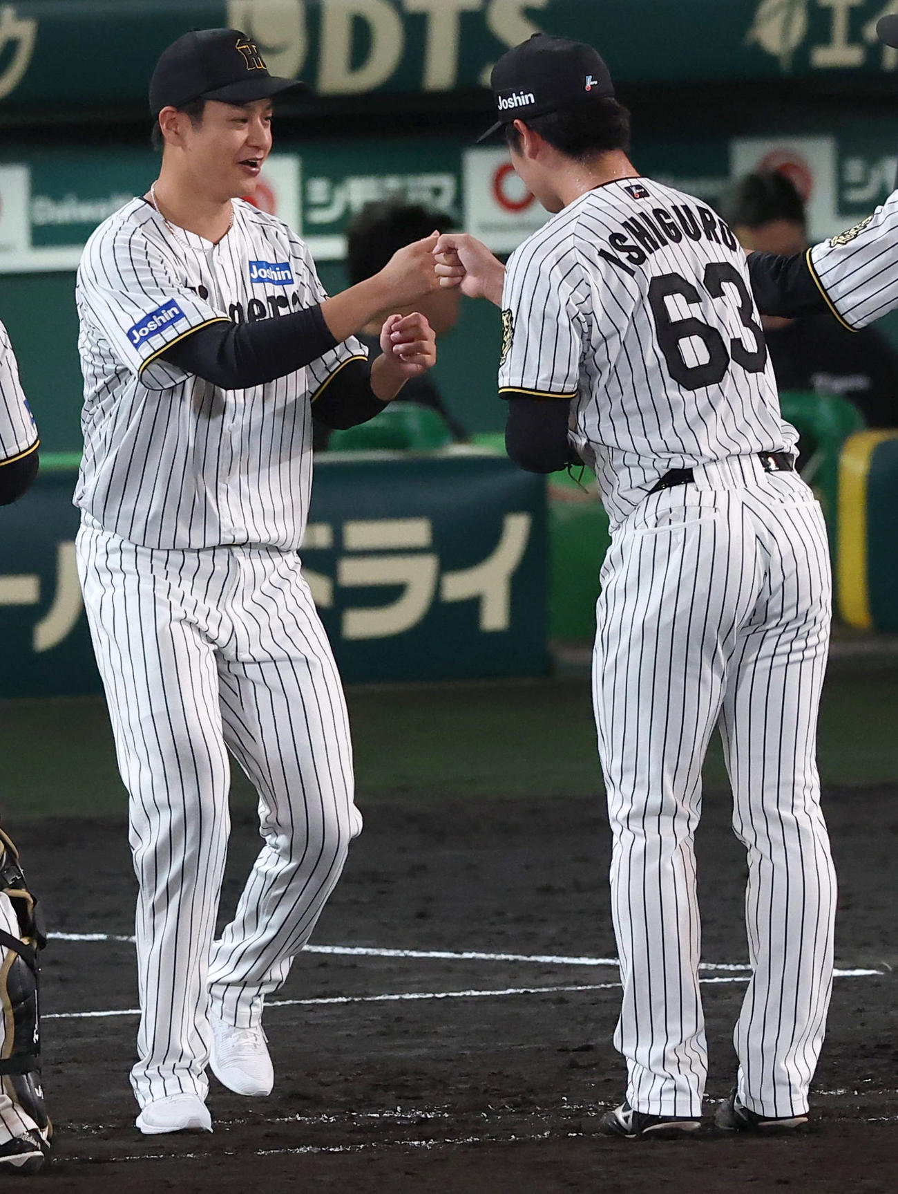 阪神対広島　7勝目をあげた大竹（左）は石黒とグータッチをする（撮影・上田博志）