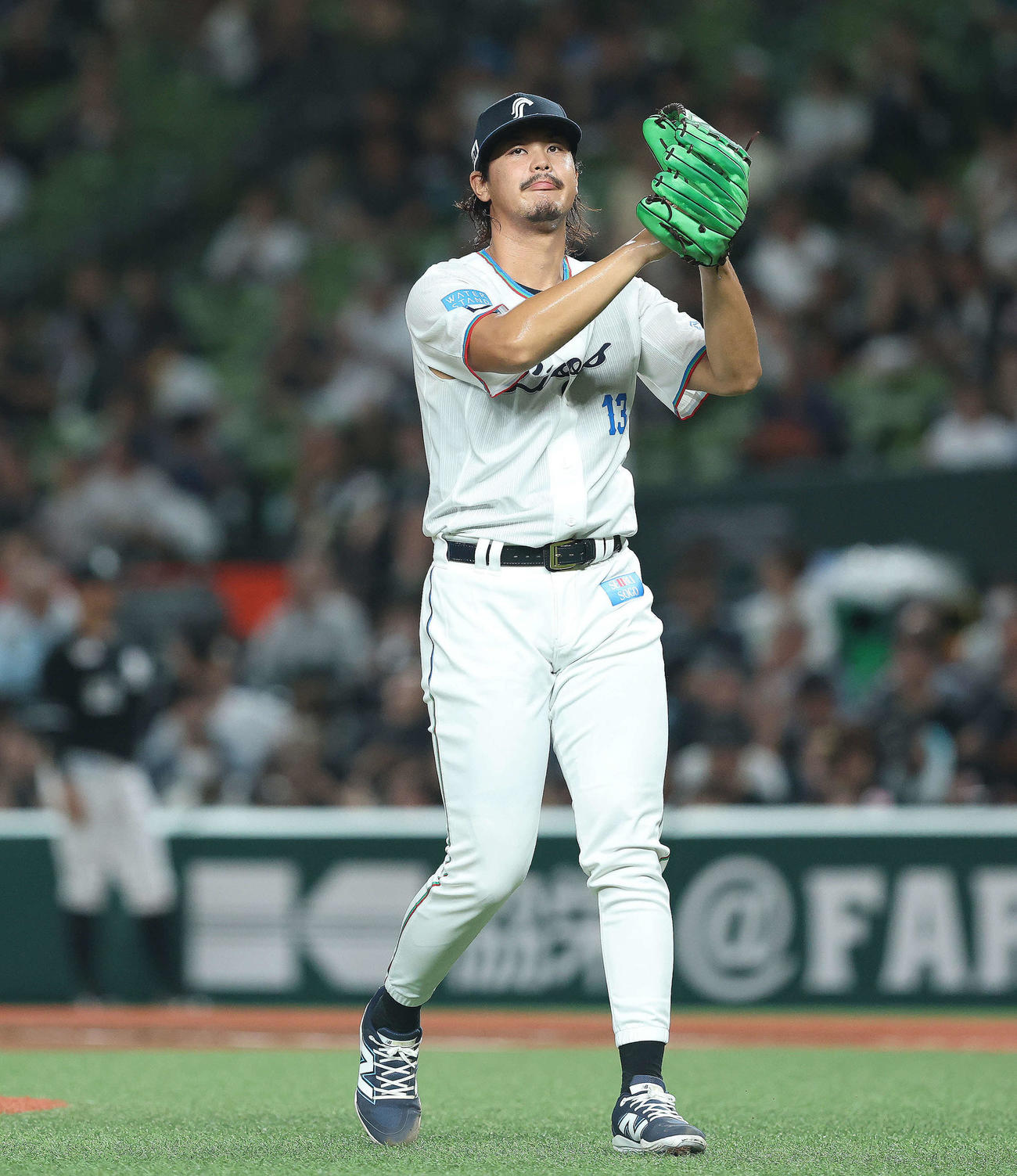 西武対ロッテ　2回表ロッテ1死一、二塁、松川を併殺に抑える高橋（撮影・河田真司）