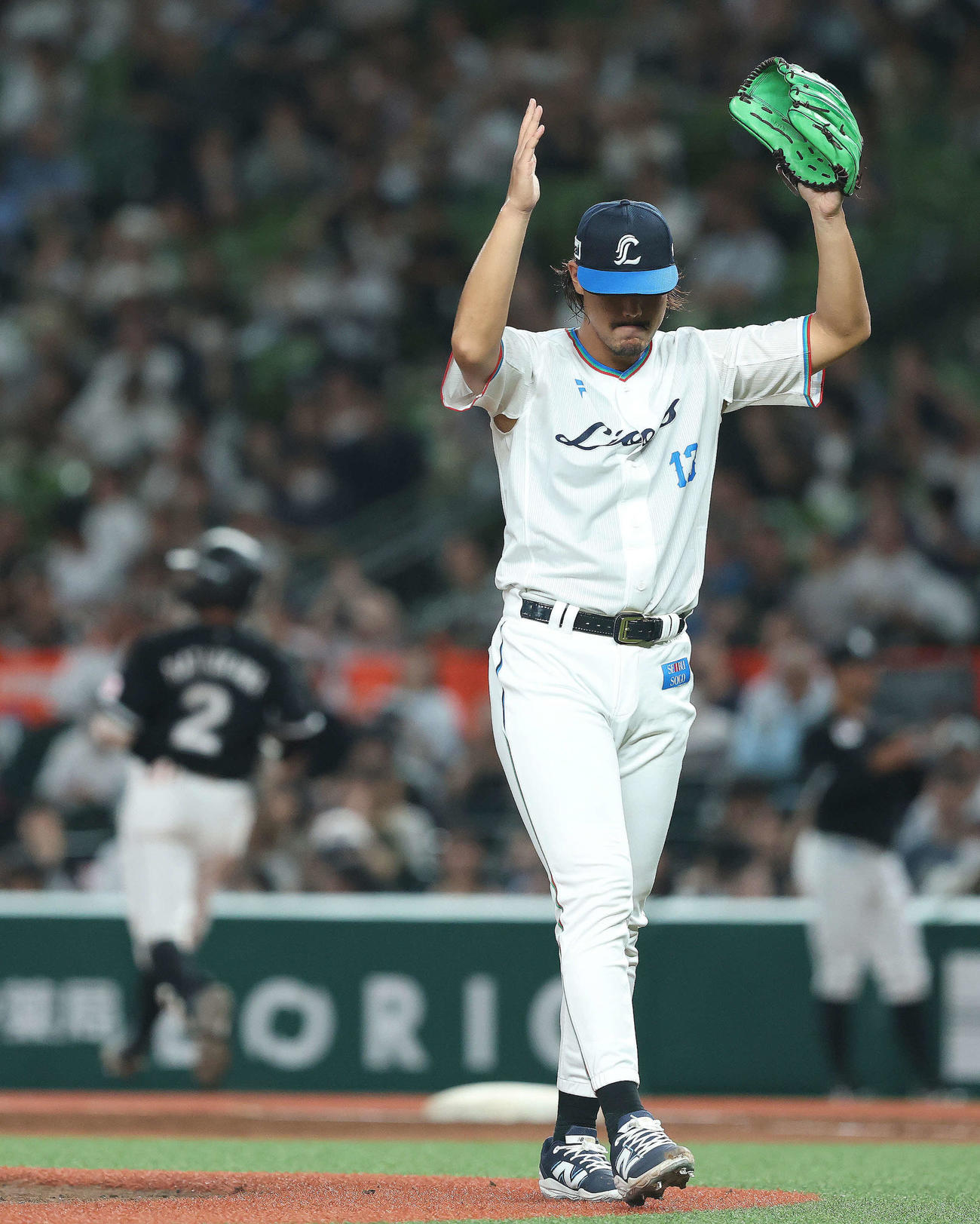 西武対ロッテ　2回表ロッテ1死一、二塁、松川虎生を併殺に抑える高橋（撮影・河田真司）
