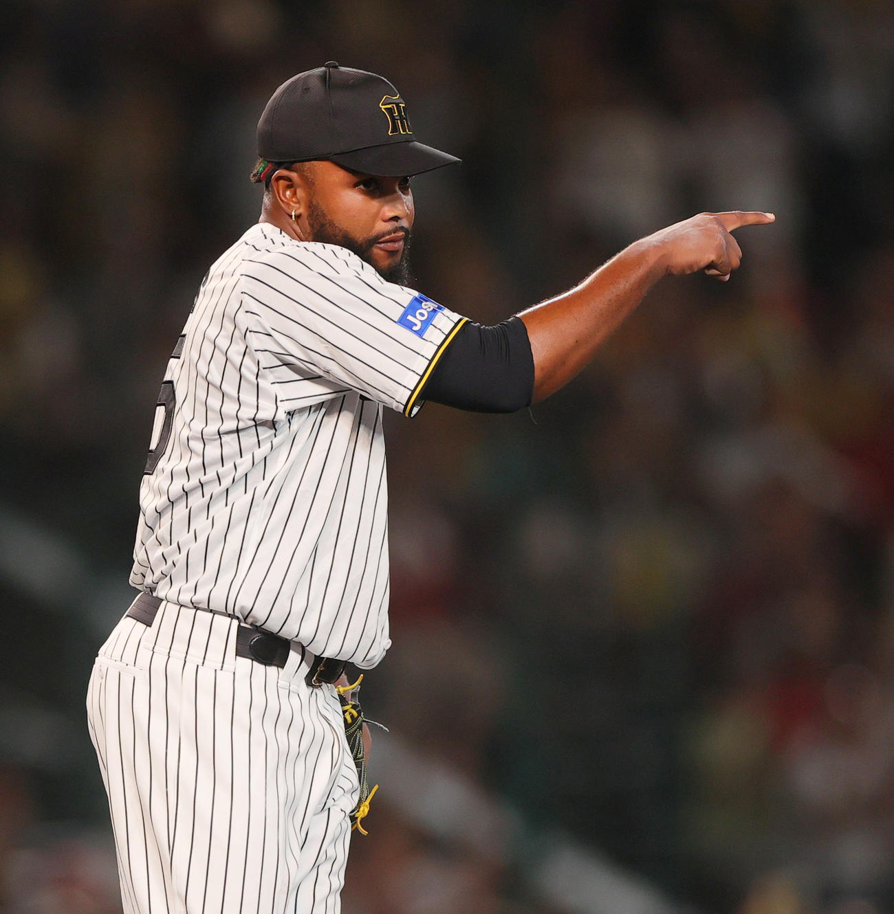 ドリスは佐々木泰の二ゴロを好捕した中野を指さす（撮影・上山淳一）