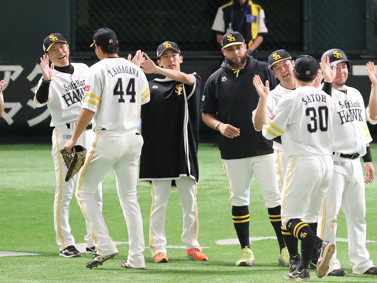 ソフトバンク対楽天　楽天に勝利しベンチ前でナインを出迎える小久保監督（撮影・梅根麻紀）
