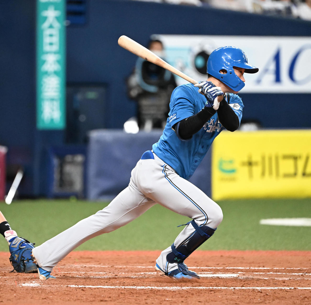 オリックス対日本ハム　8回表日本ハム無死一塁、右前打を放つ矢沢（撮影・和賀正仁）