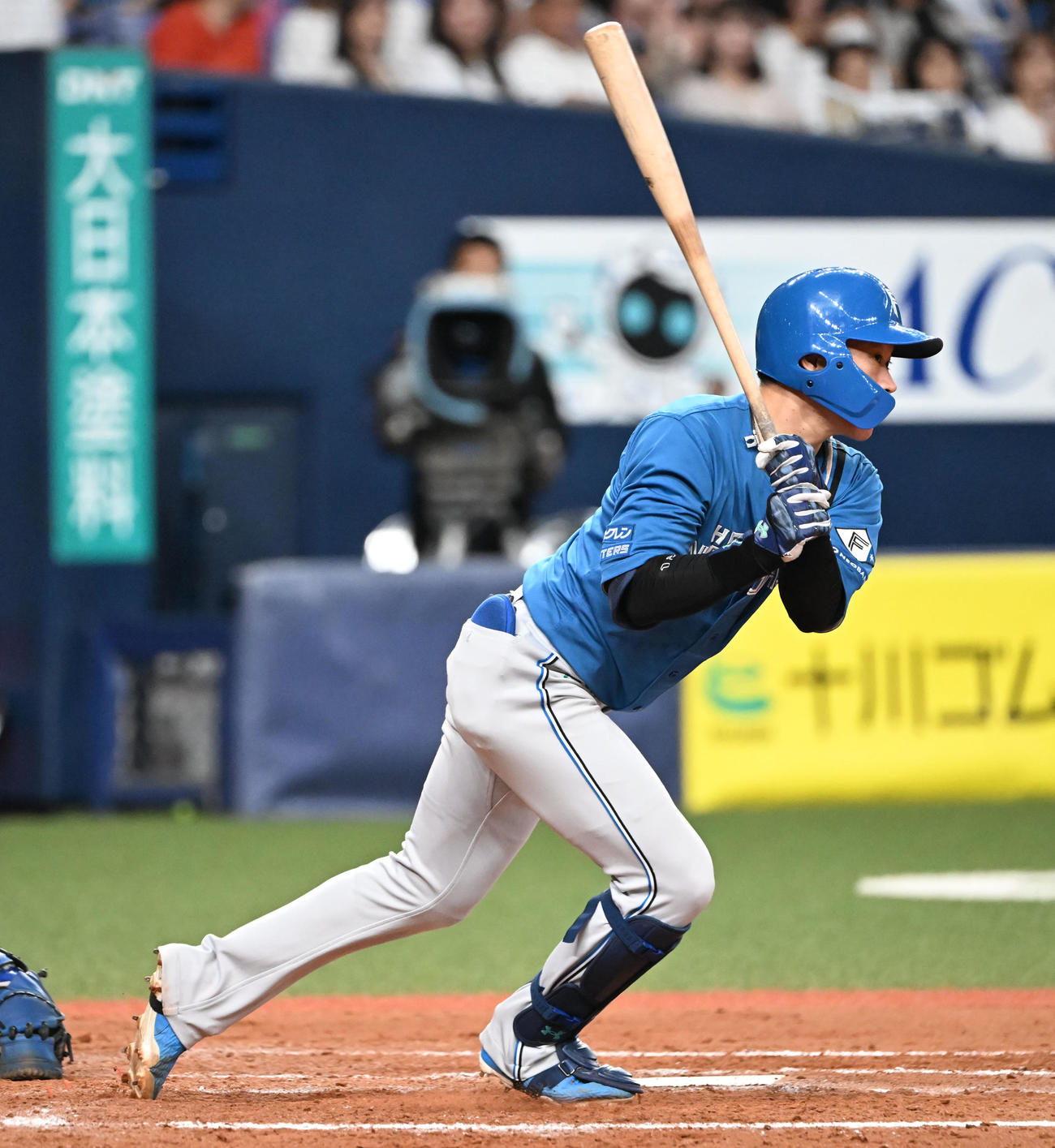 オリックス対日本ハム　8回表日本ハム無死一塁、右前打を放つ矢沢（撮影・和賀正仁）