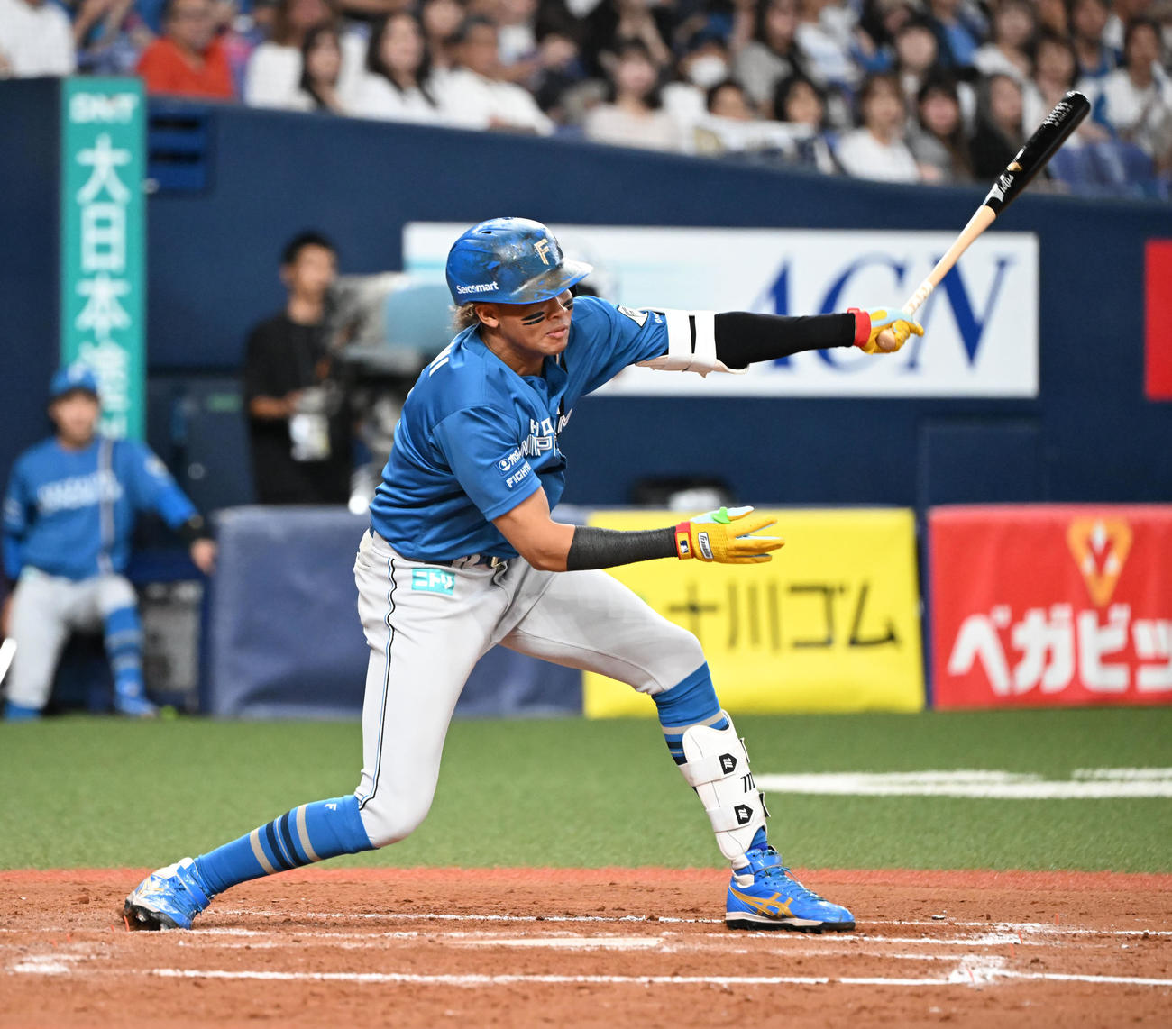 オリックス対日本ハム　8回表日本ハム無死一、三塁、空振り三振する水谷（撮影・和賀正仁）