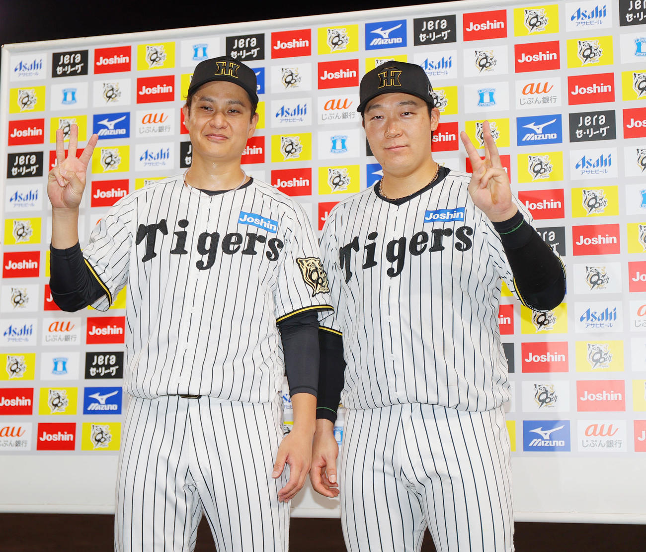 阪神対広島　広島に勝利し、お立ち台で「M3」とポーズを決める阪神大竹（左）と大山（撮影・上山淳一）