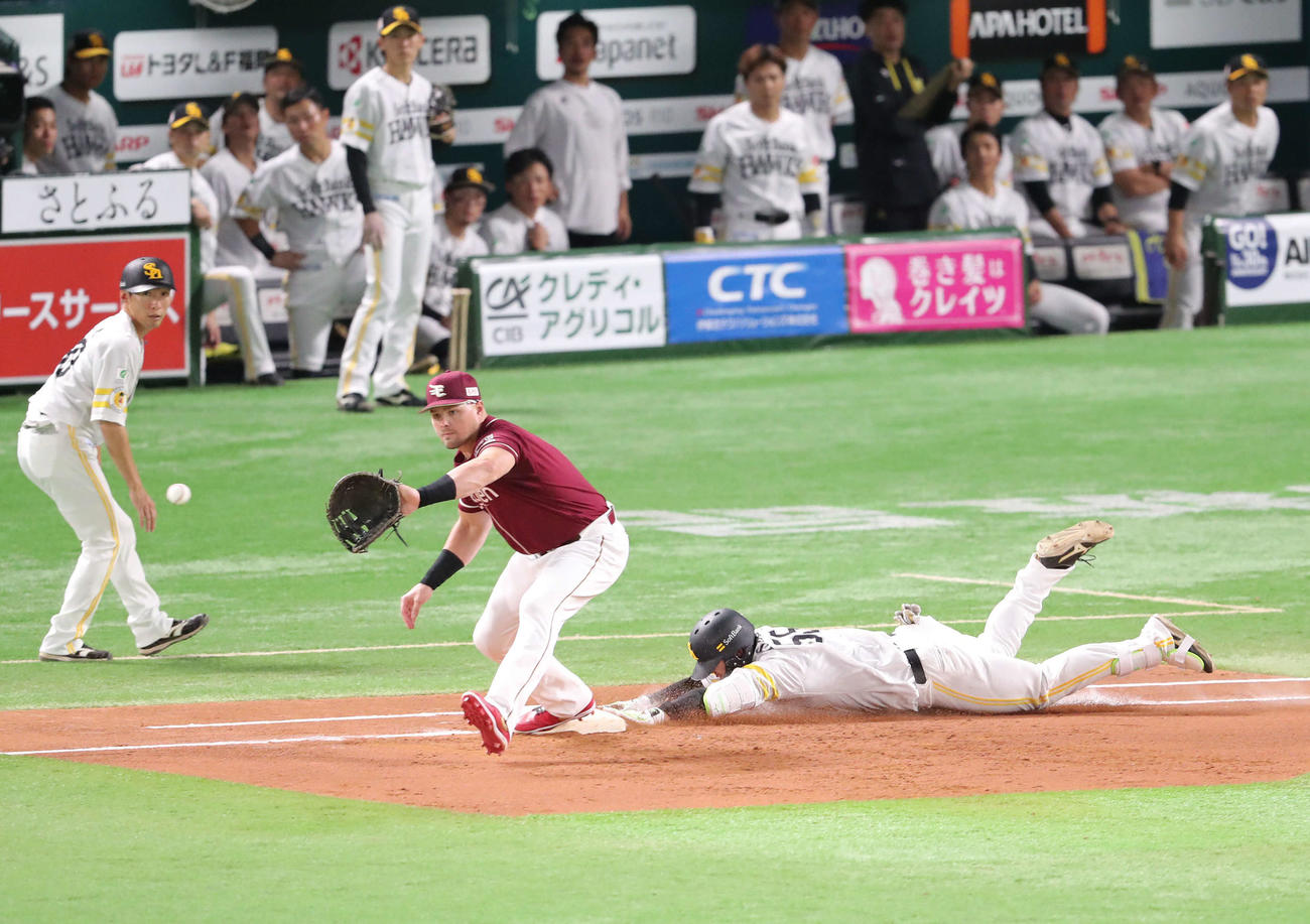 ソフトバンク対楽天　1回裏ソフトバンク2死一塁、石塚は二塁内野安打を放つ（撮影・梅根麻紀）