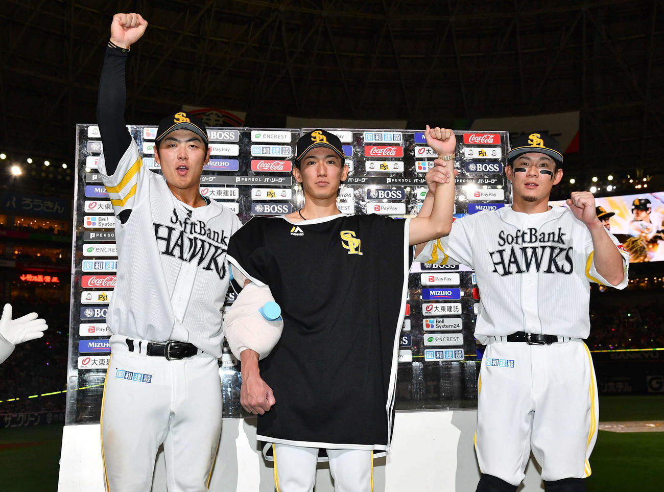 ソフトバンク対楽天　楽天に勝利しお立ち台でガッツポーズする、左から石塚、大津、牧原大（撮影・岩下翔太）