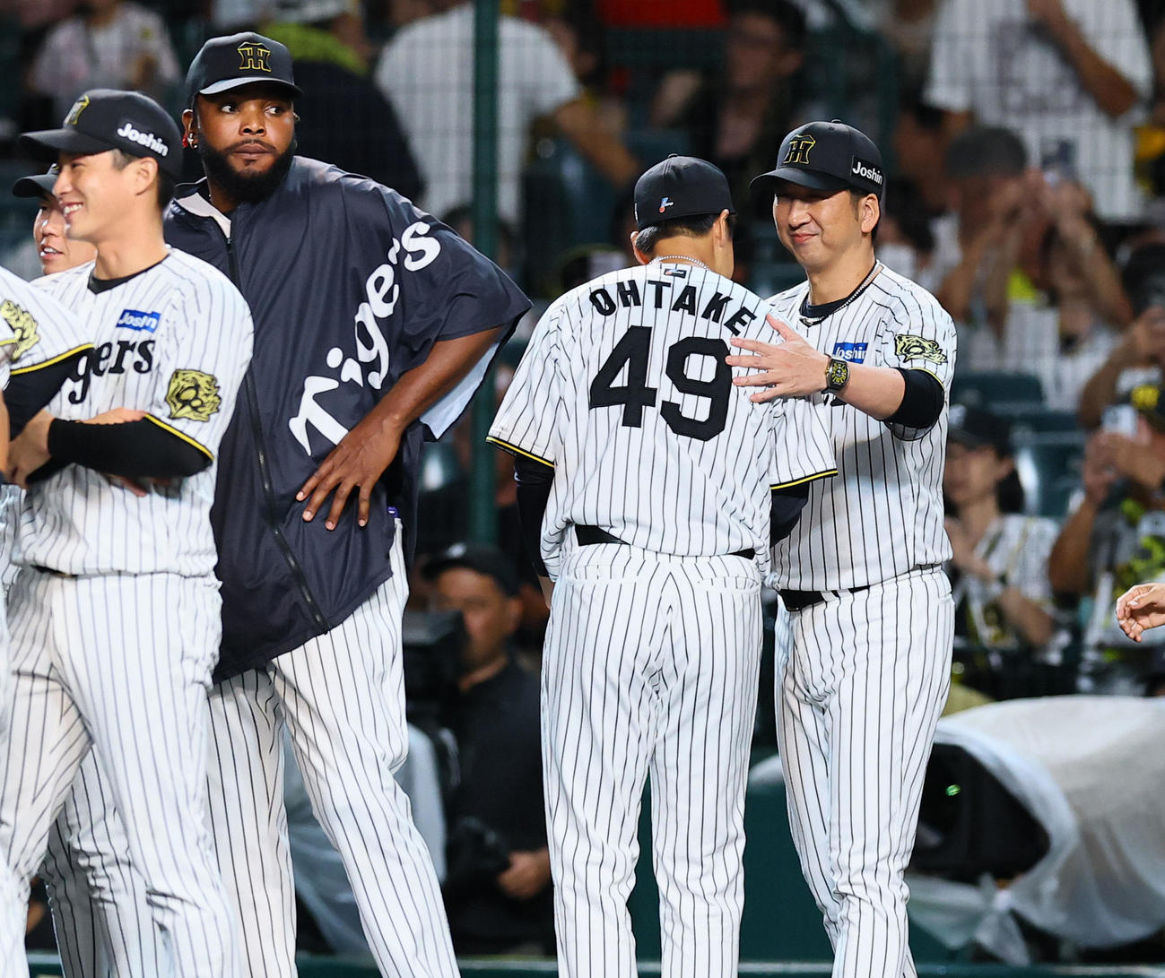 阪神対広島　広島に勝利し、大竹と握手を交わす阪神藤川監督（右端）（撮影・藤尾明華）