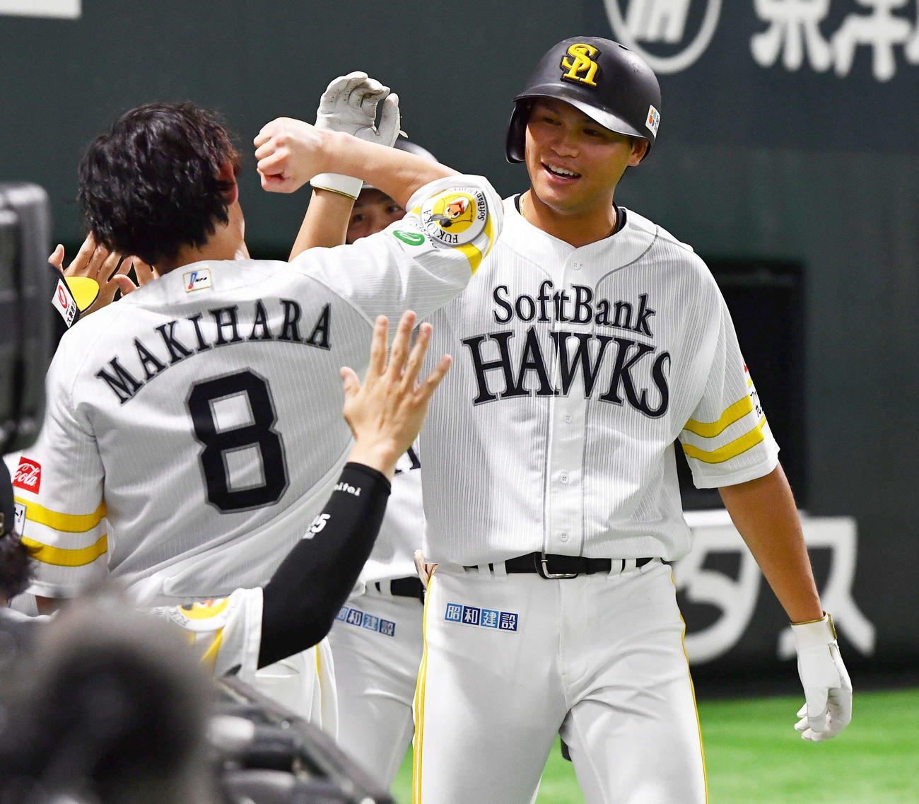 ソフトバンク対楽天　7回裏ソフトバンク1死二塁、右越え2点本塁打を放った笹川は笑顔でタッチを交わす（撮影・岩下翔太）