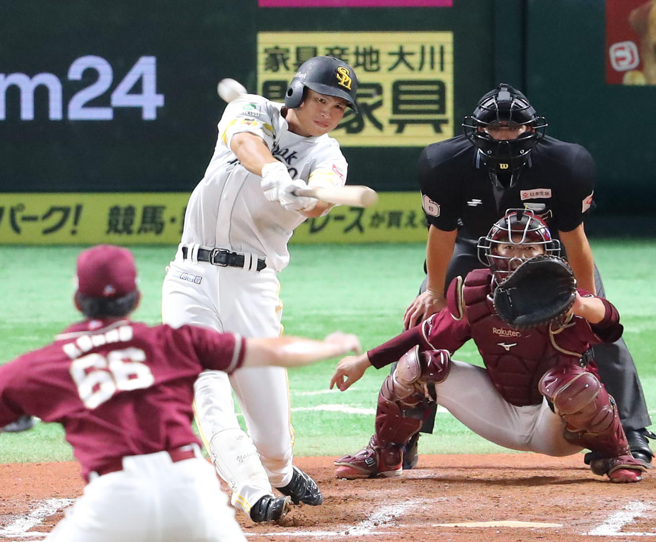 ソフトバンク対楽天　7回裏ソフトバンク1死二塁、笹川は右越えに2点本塁打を放つ（撮影・梅根麻紀）