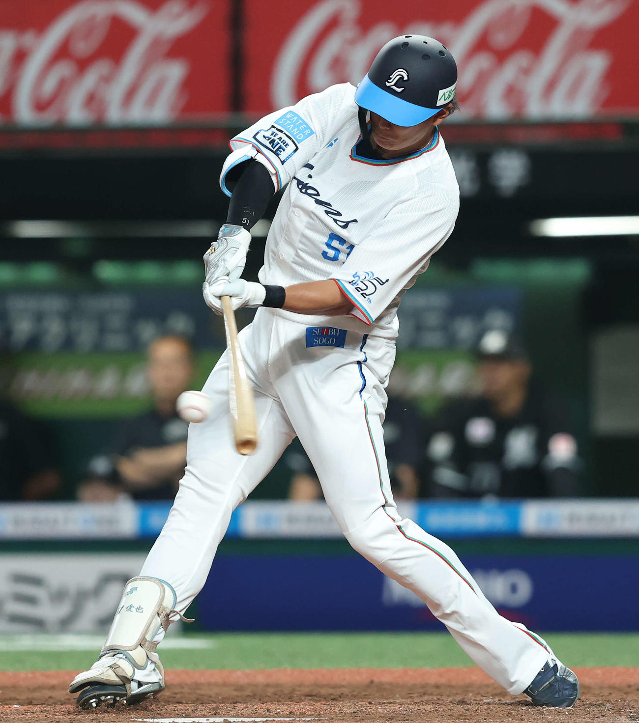 西武対ロッテ　4回裏西武2死二、三塁、右翼線に同点2点適時三塁打を放つ西川（撮影・河田真司）