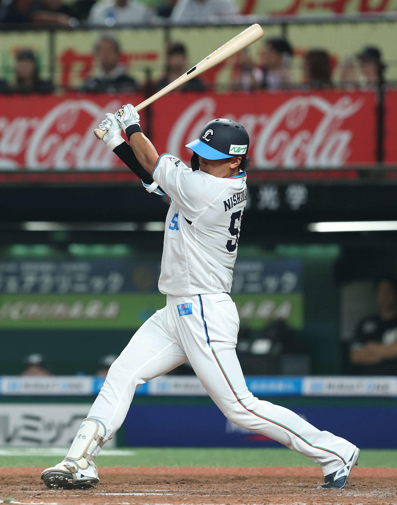 西武対ロッテ　8回裏西武2死、中前打を放つ西川（撮影・河田真司）