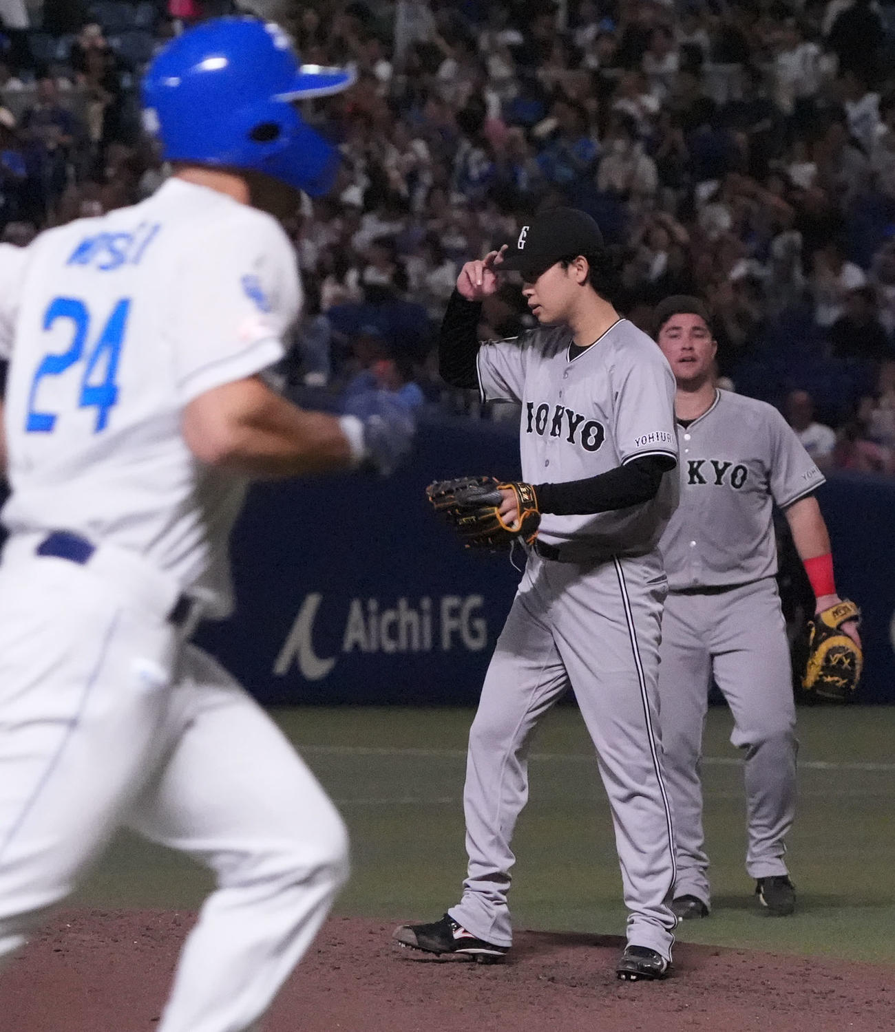 中日対巨人　5回裏中日1死、山崎（中央）はボスラー　に右越え本塁打を打たれる（撮影・森本幸一）