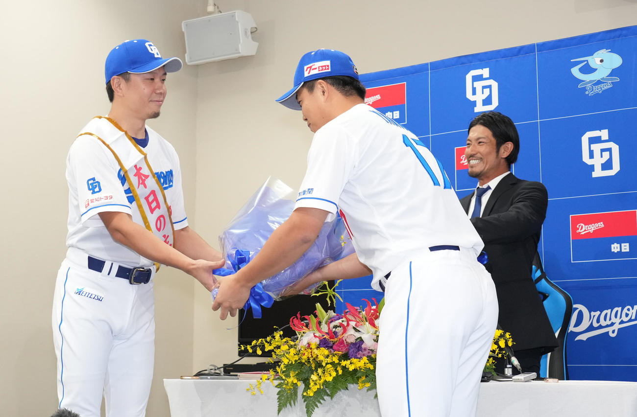 会見後、祖父江（右）は大野らのサプライズ演出に笑顔を見せる（撮影・森本幸一）