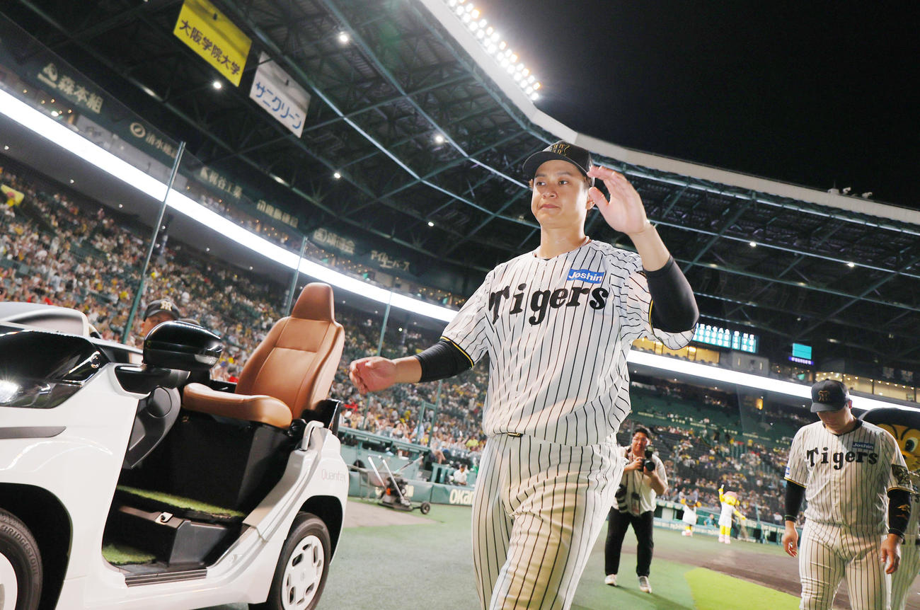阪神対広島　ファンの声援に応えるヒーローの阪神大竹（撮影・上山淳一）