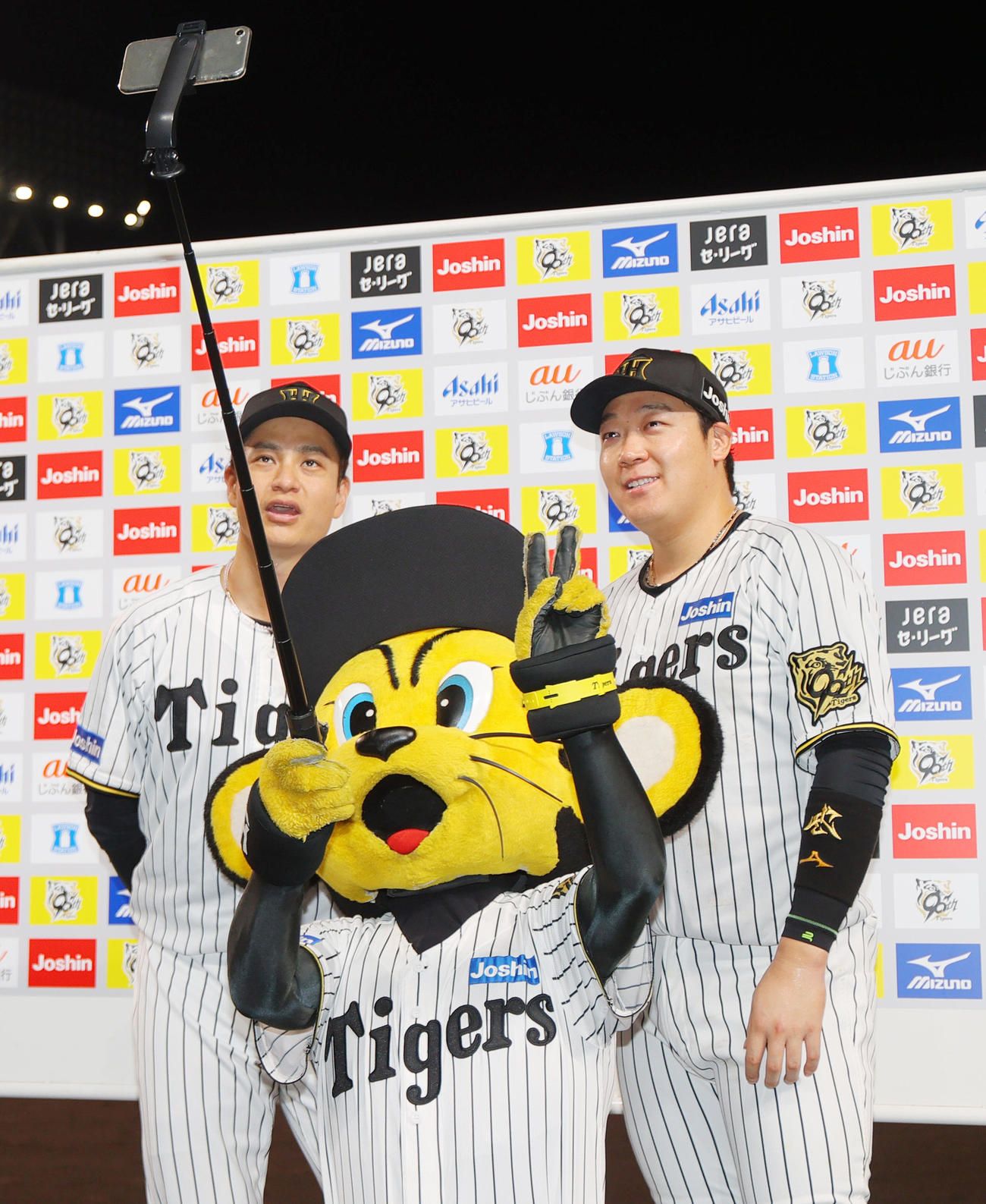 阪神対広島　広島に勝利し、トラッキーとお立ち台で記念撮影する大竹（左）と大山（撮影・上山淳一）