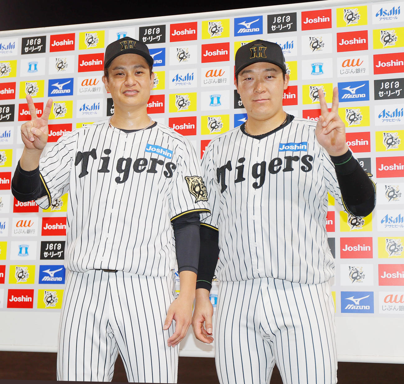 阪神対広島　広島に勝利し、お立ち台でポーズをとる阪神大竹（左）と大山（撮影・上山淳一）