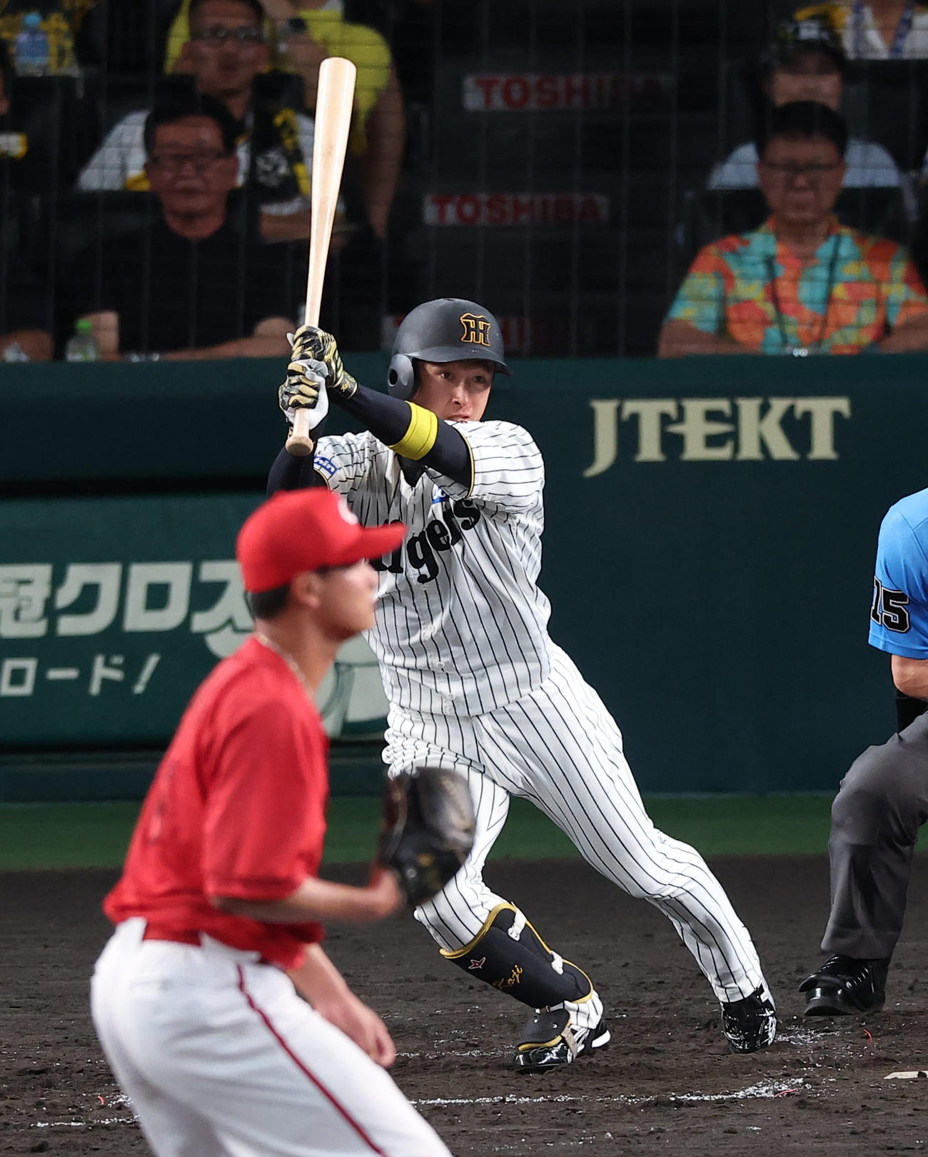 阪神対広島　4回裏阪神2死、近本は左前打を放つ（撮影・上田博志）