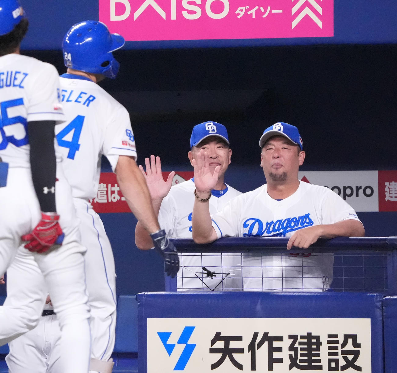 中日対巨人　5回裏中日1死、井上監督（右から2人目）は右越え本塁打を放ったボスラーを迎える（撮影・森本幸一）