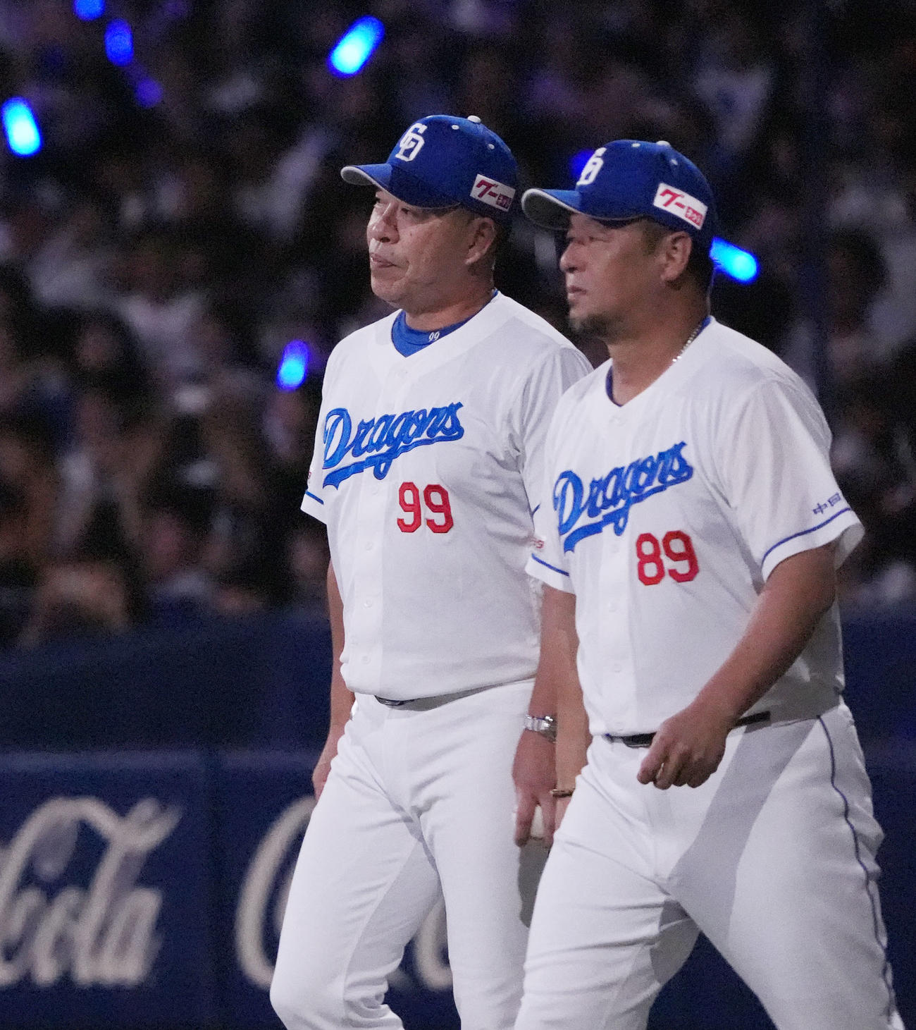中日対巨人　試合終了、井上監督（左）はあいさつへ向かう（撮影・森本幸一）