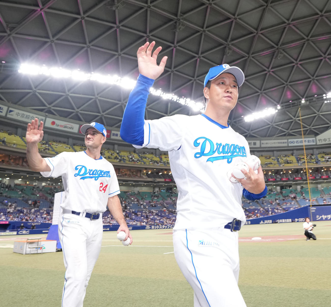 中日対巨人　ファンの声援に応える左からボスラーと柳（撮影・森本幸一）