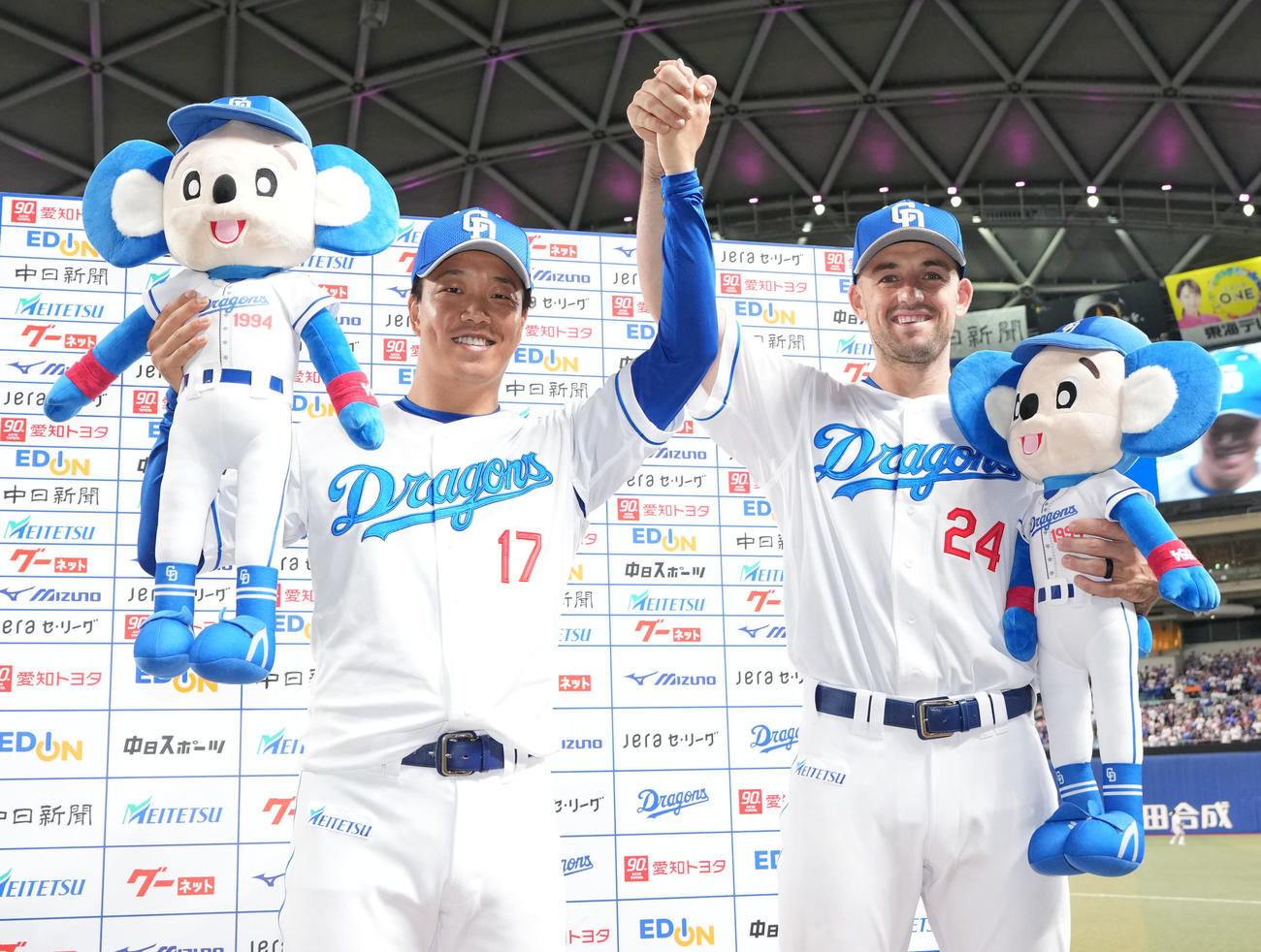 中日対巨人　ヒーローインタビューを終えポーズを決める左から柳、ボスラー（撮影・森本幸一）