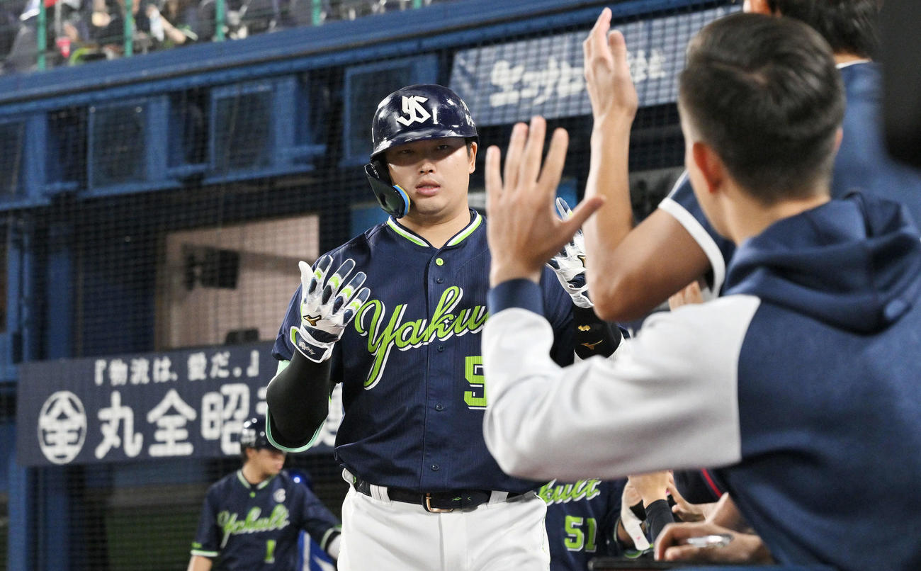 DeNA対ヤクルト　9回表ヤクルト1死一、二塁、3点本塁打を放った村上は生還しチームメートとタッチをかわす（撮影・滝沢徹郎）
