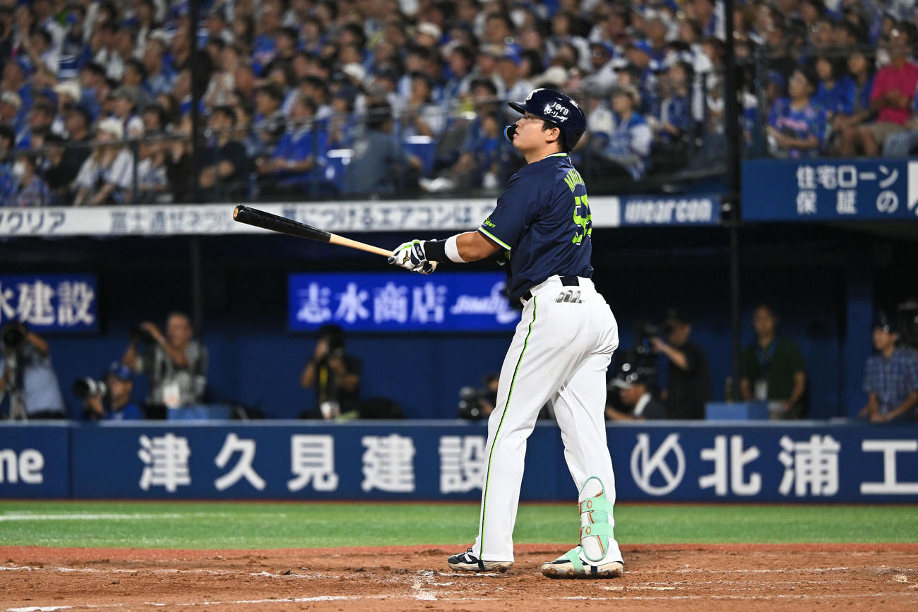 DeNA対ヤクルト　9回表ヤクルト1死一、二塁、村上は中越え3点本塁打を放つ（撮影・滝沢徹郎）