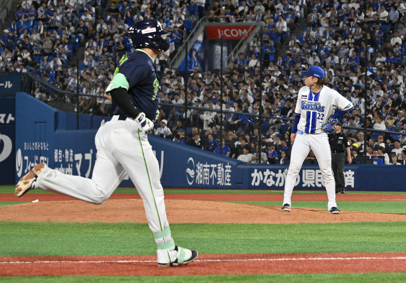 DeNA対ヤクルト　9回表ヤクルト1死一、二塁、村上（手前）に3点本塁打を許す入江（撮影・滝沢徹郎）