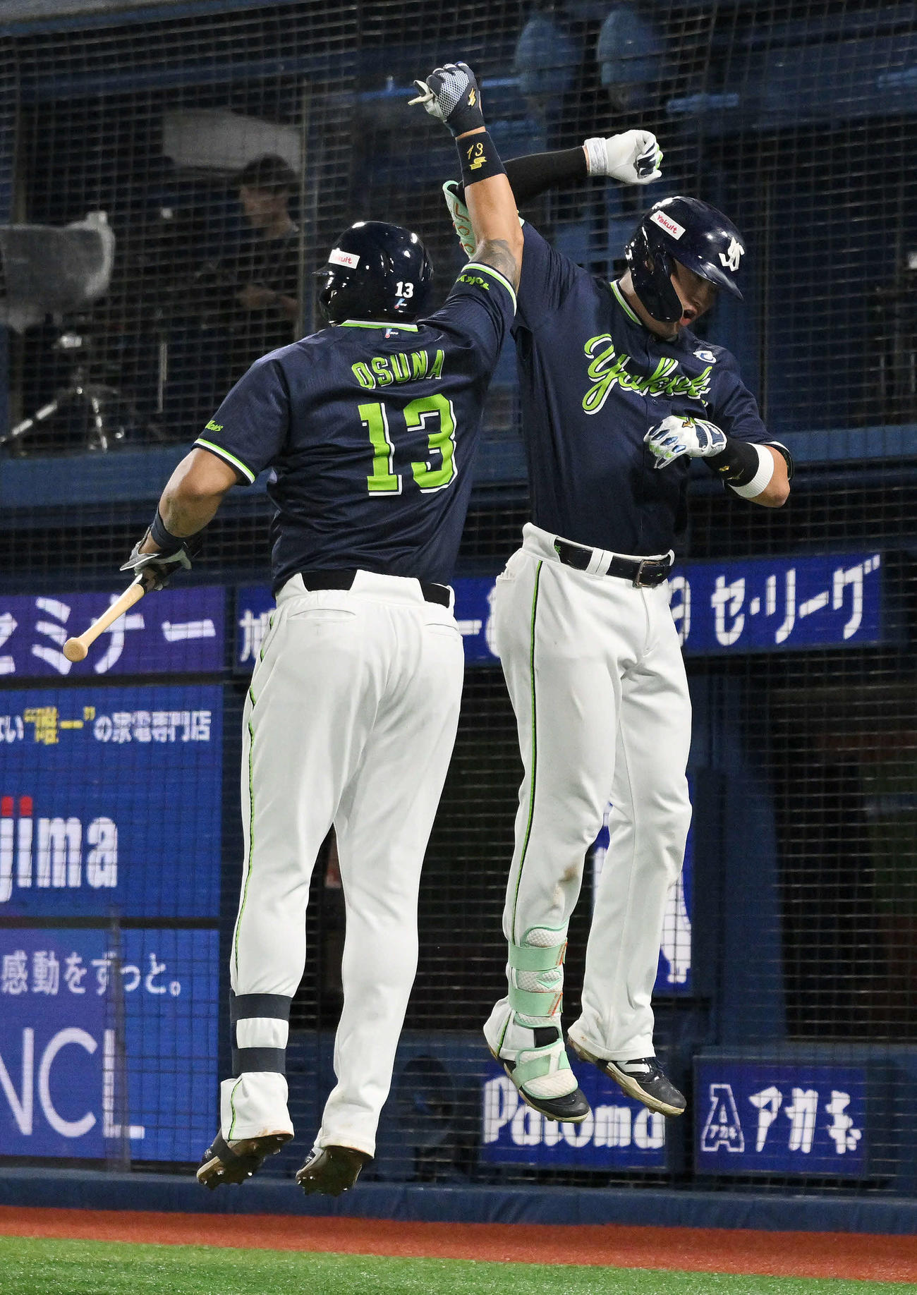 DeNA対ヤクルト　9回表ヤクルト1死一、二塁、3点本塁打を放った村上（右）は生還しオスナとタッチをかわす（撮影・滝沢徹郎）