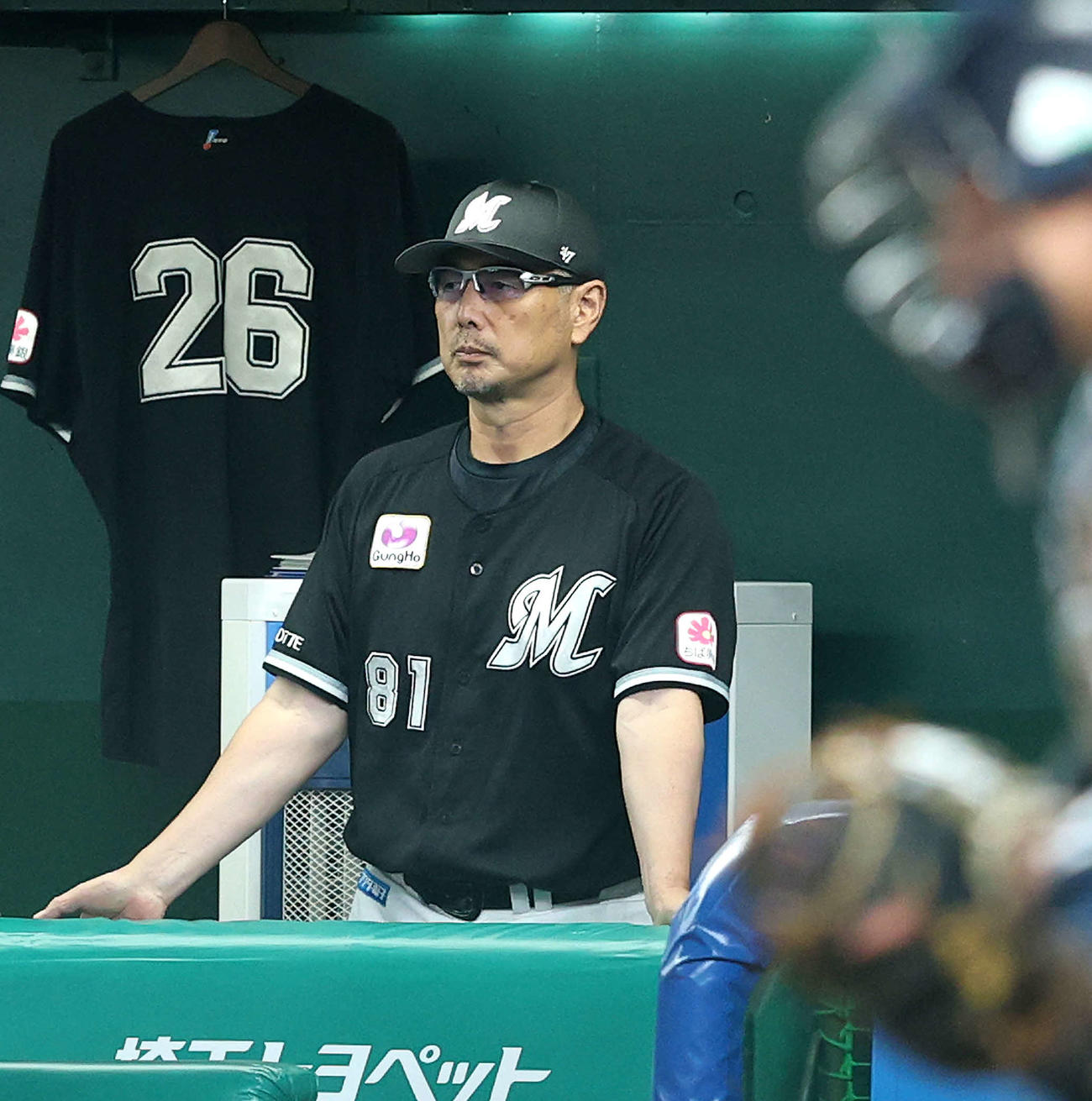 西武対ロッテ　9回表、戦況を見守る吉井監督（撮影・河田真司）