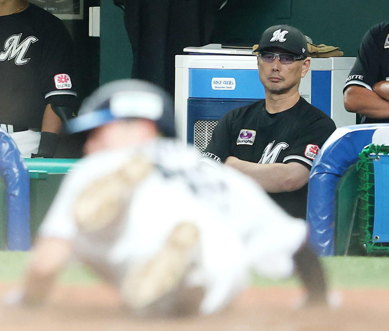 西武対ロッテ　4回裏、西武に同点を許し、険しい表情の吉井監督（撮影・河田真司）