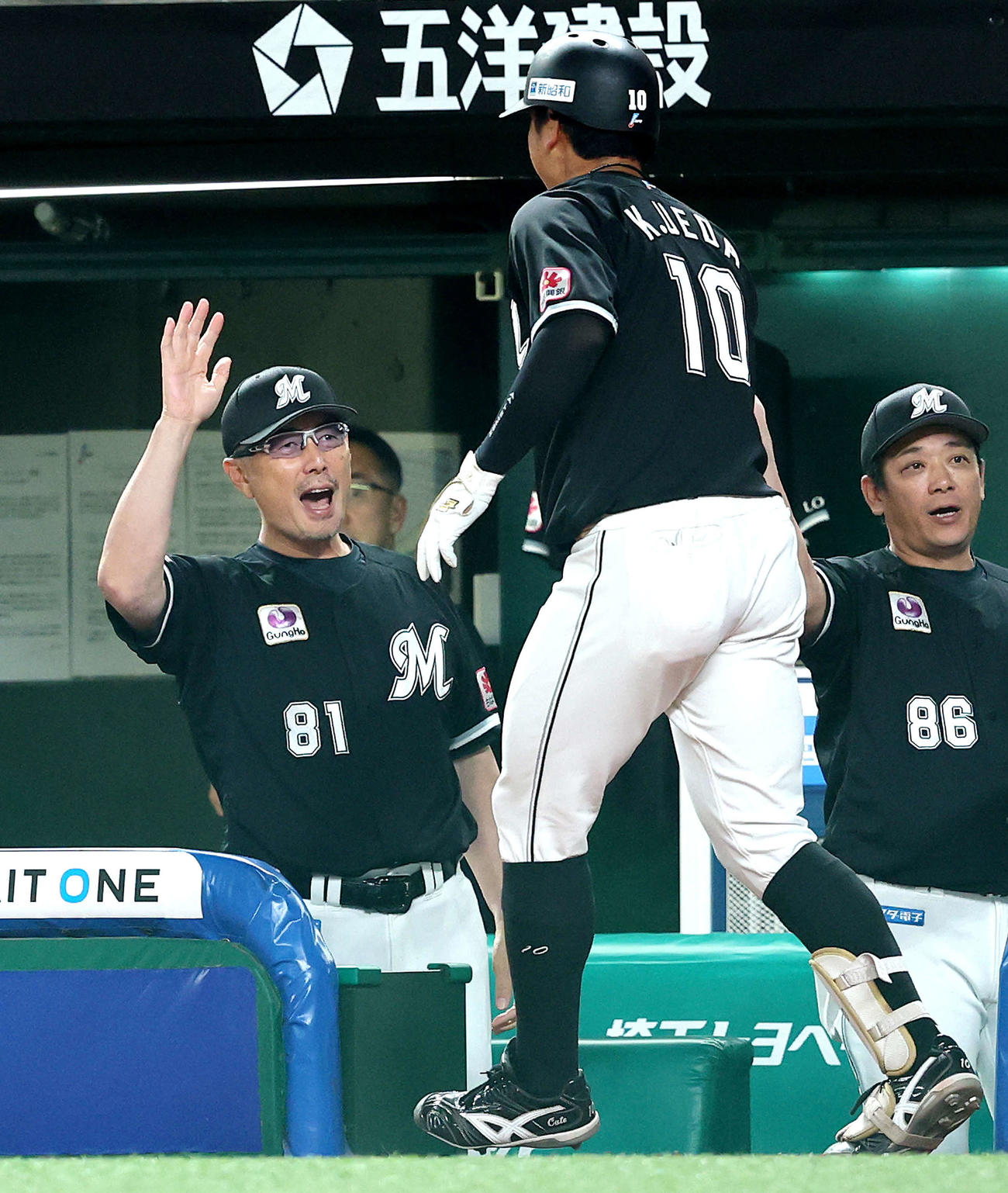 西武対ロッテ　3回表ロッテ1死二、三塁、中越え先制3点本塁打で生還する上田（手前）を迎える吉井監督（撮影・河田真司）