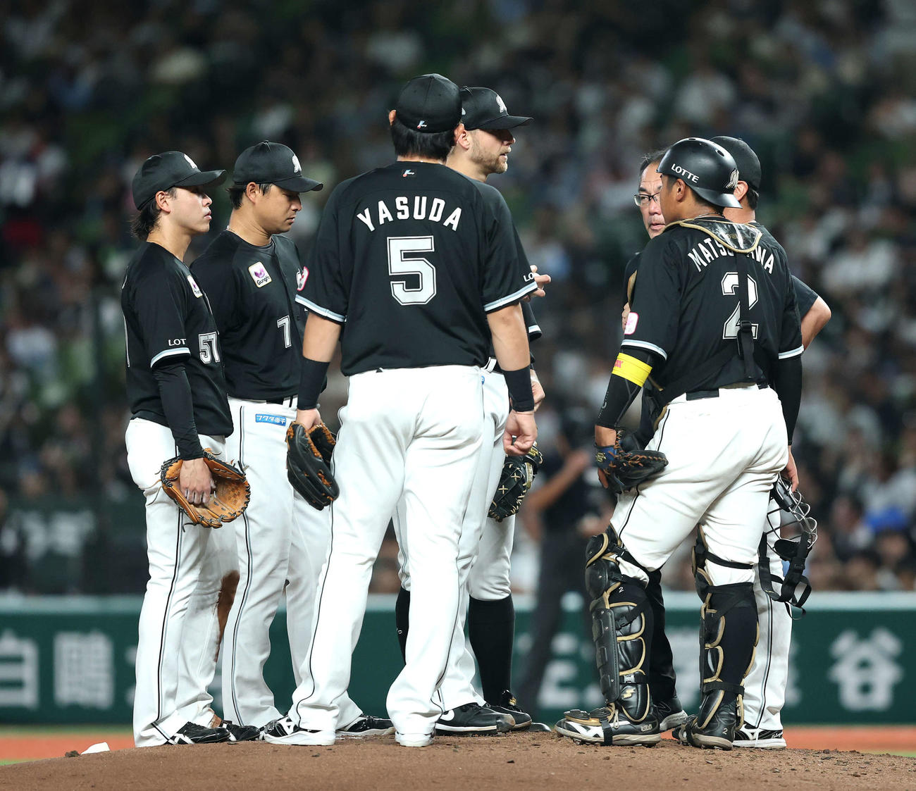 西武対ロッテ　3回裏、マウンドに集まるロッテナイン（撮影・河田真司）