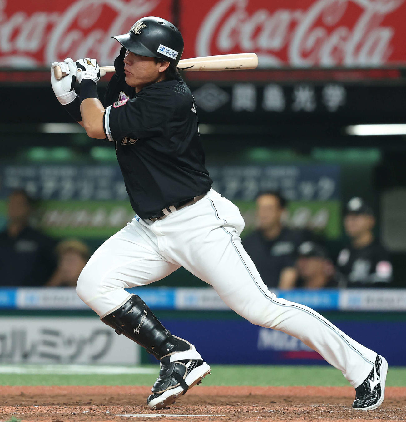 西武対ロッテ　4回表ロッテ無死、中前打を放つ安田（撮影・河田真司）