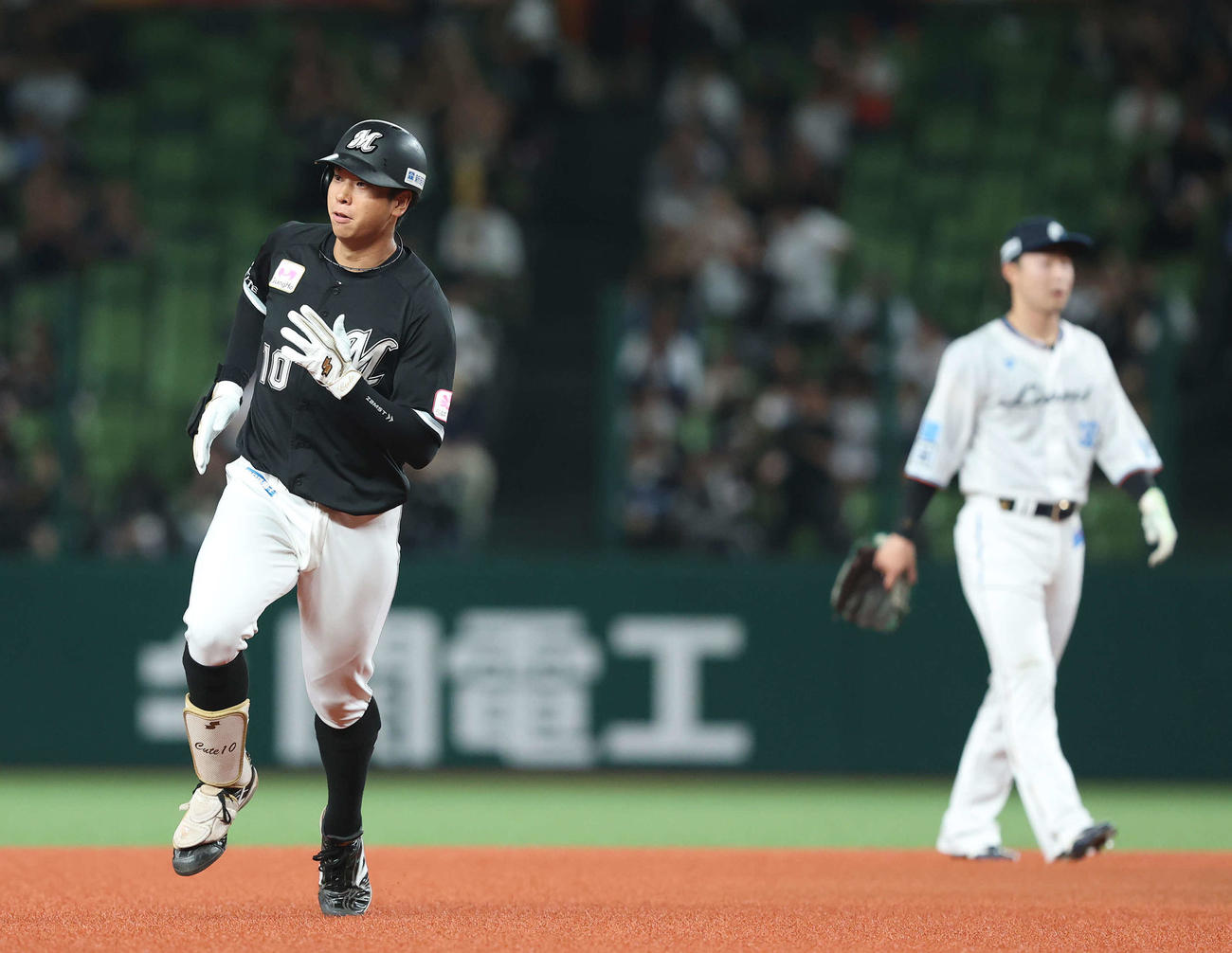 西武対ロッテ　3回表ロッテ1死二、三塁、中越え先制3点本塁打を放ちダイヤモンドを回る上田（撮影・河田真司）