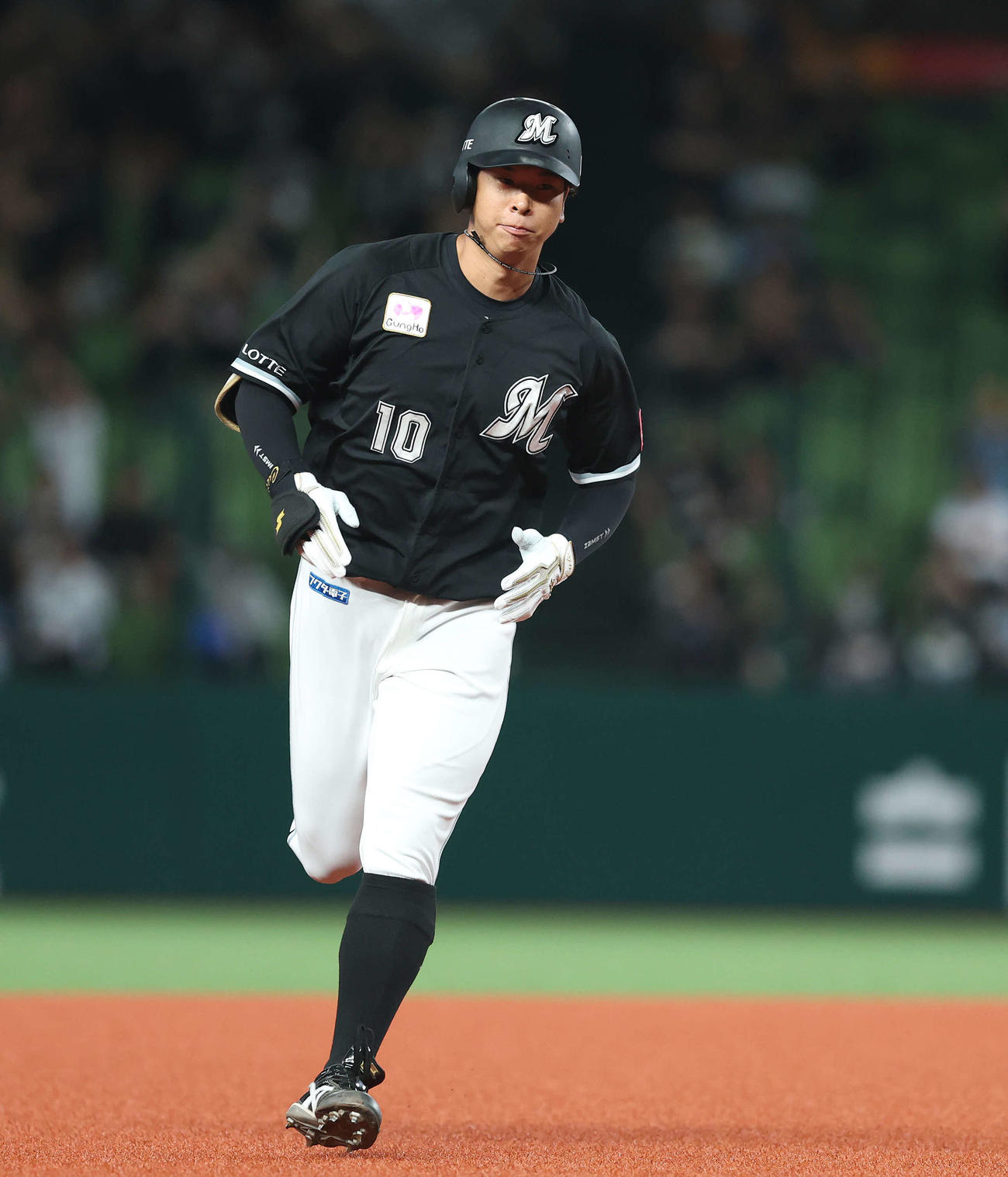 西武対ロッテ　3回表ロッテ1死二、三塁、中越え先制3点本塁打を放ちダイヤモンドを回る上田（撮影・河田真司）
