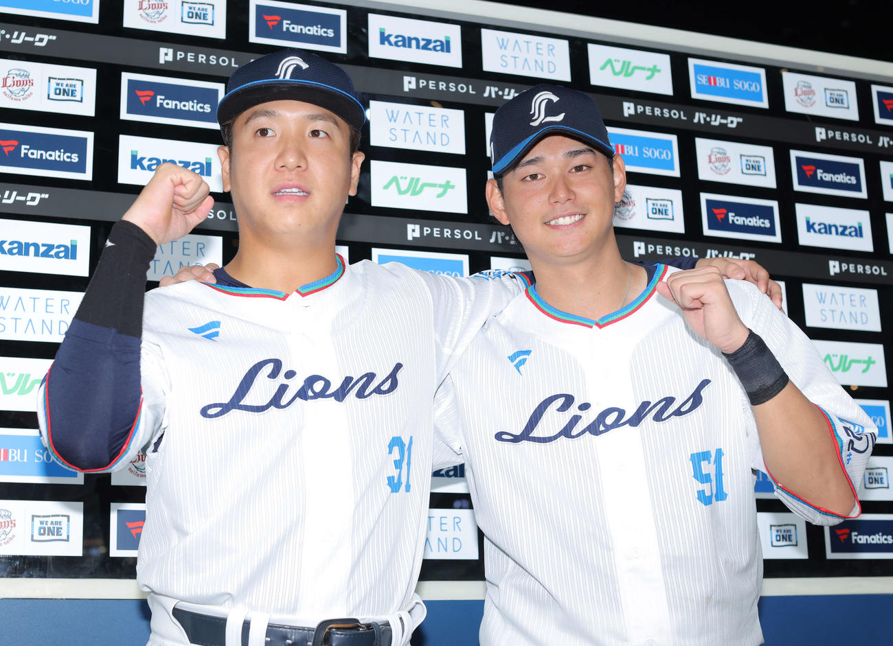 西武対ロッテ　ロッテに勝利し、お立ち台でガッツポーズする西武平沼（左）と西川（撮影・河田真司）