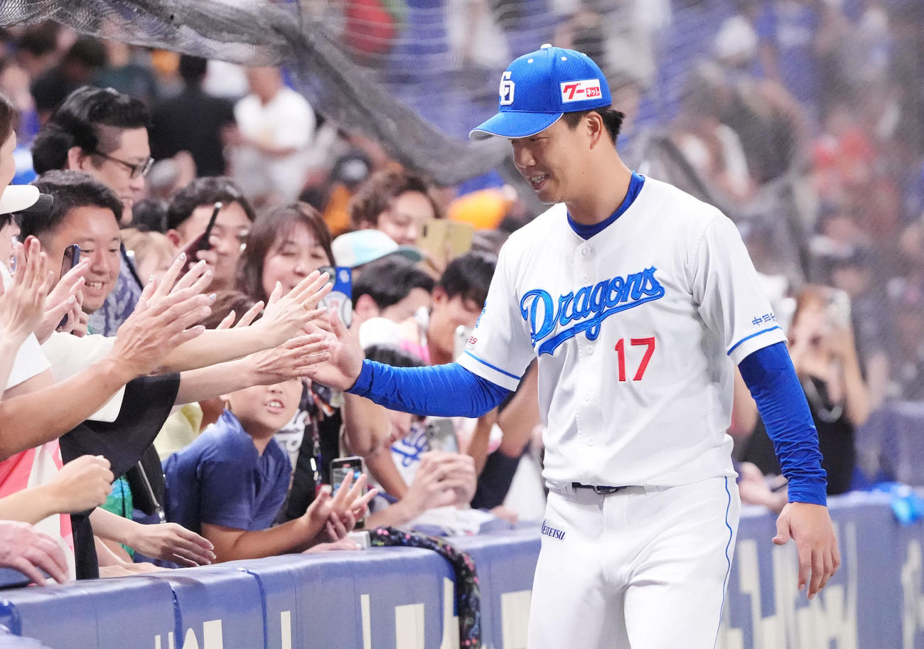中日対巨人　試合終了、柳（右）はファンとタッチを交わす（撮影・森本幸一）