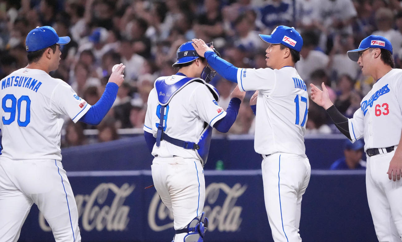 中日対巨人　試合終了、勝利投手の柳裕也（右から2人目）はナインを迎える（撮影・森本幸一）