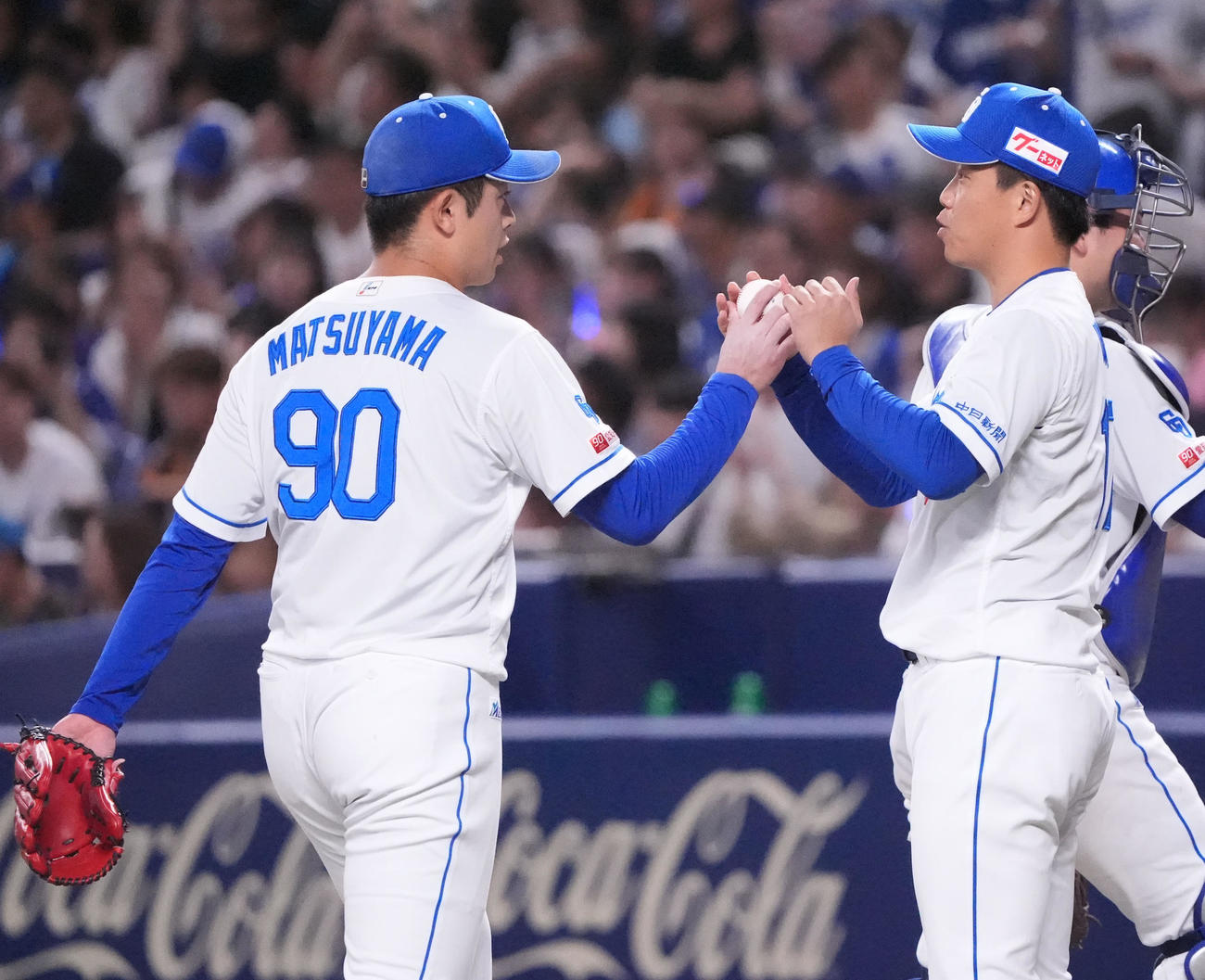 中日対巨人　試合終了、勝利投手の柳（右）は松山から勝利球を受け取る（撮影・森本幸一）