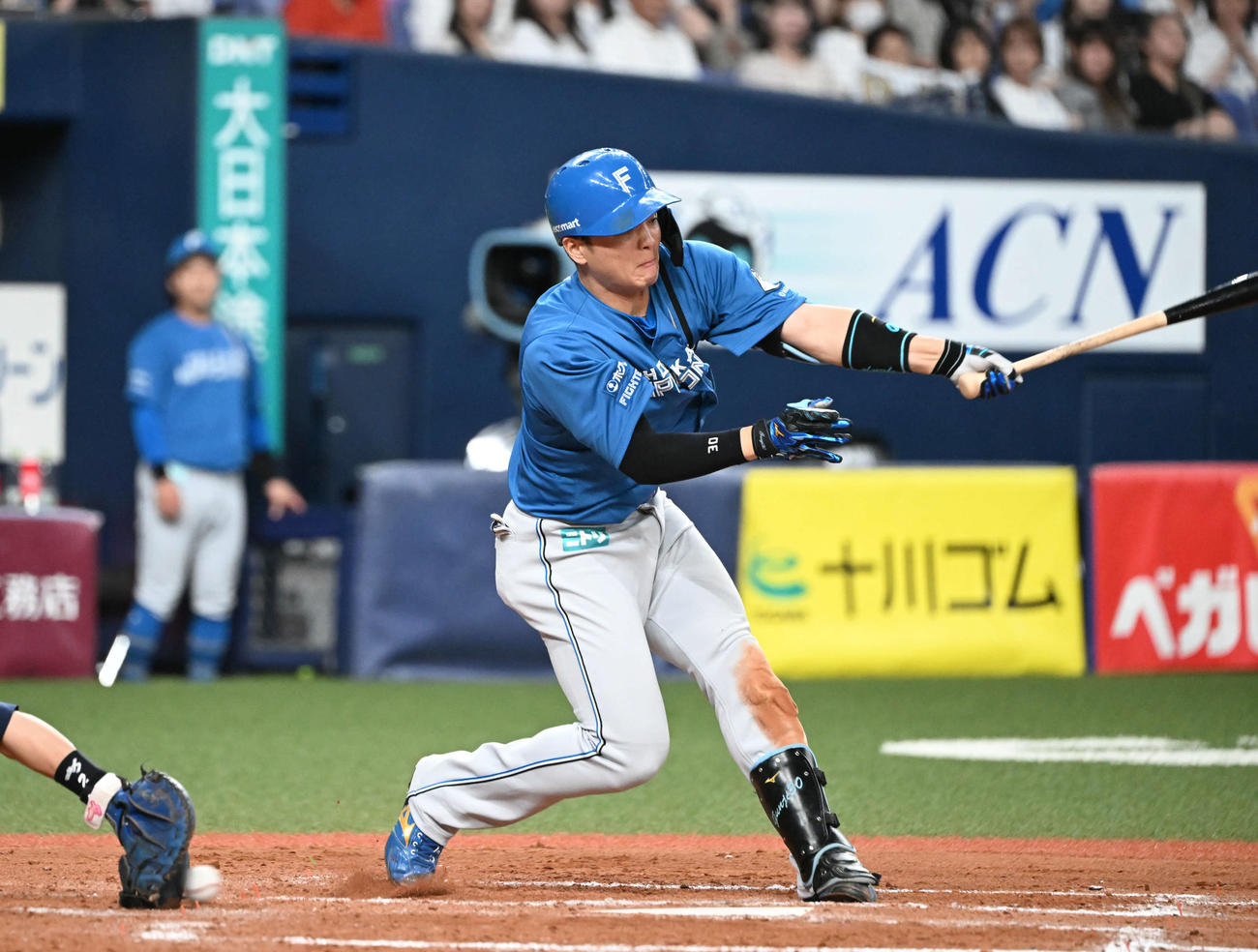 オリックス対日本ハム　8回表日本ハム1死一、三塁、空振り三振する郡司（撮影・和賀正仁）