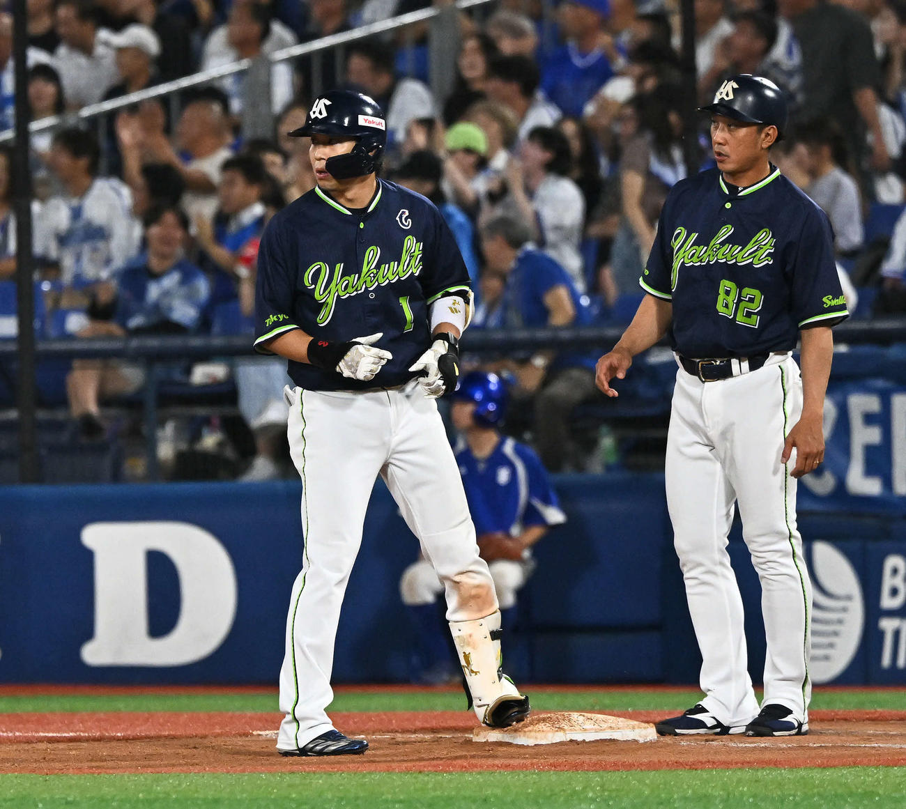 DeNA対ヤクルト　8回表ヤクルト無死、中前打を放った山田（左）（撮影・滝沢徹郎）