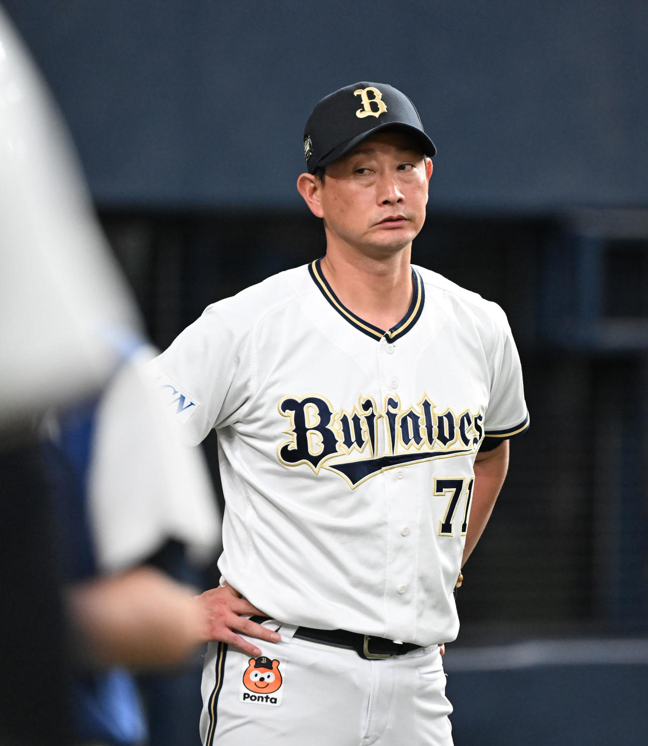 オリックス対日本ハム　9回、選手の交代を告げるオリックス岸田監督（撮影・和賀正仁）