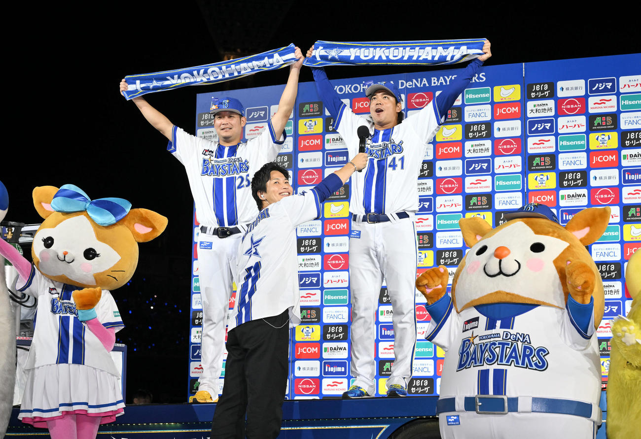 DeNA対ヤクルト　ヒーローインタビューで「アイ　ラブ　ヨコハマ」とさけぶDeNA佐々木（右）と筒香（撮影・滝沢徹郎）