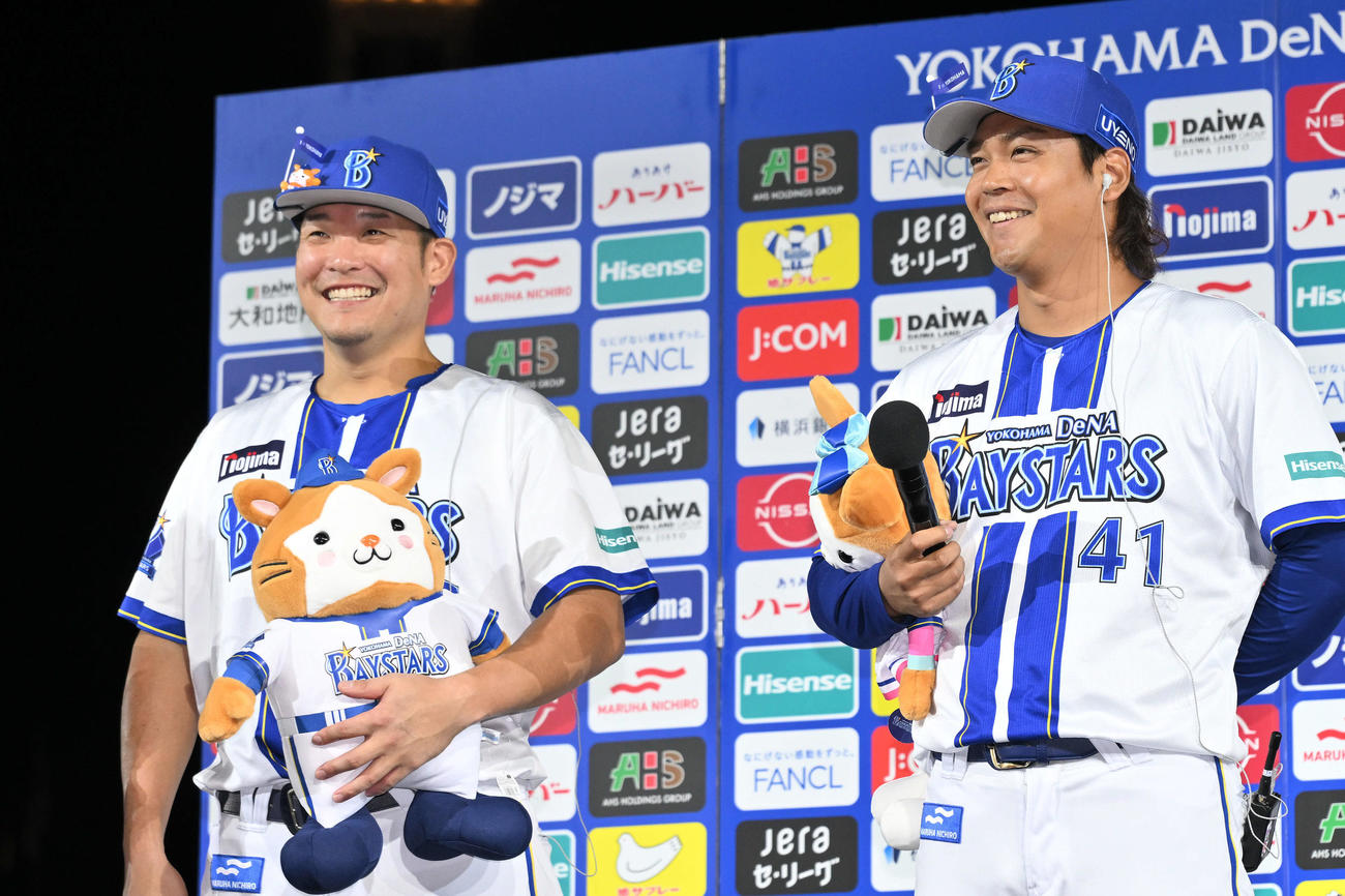 DeNA対ヤクルト　ヒーローインタビューで笑顔のDeNA筒香（左）と佐々木（撮影・滝沢徹郎）