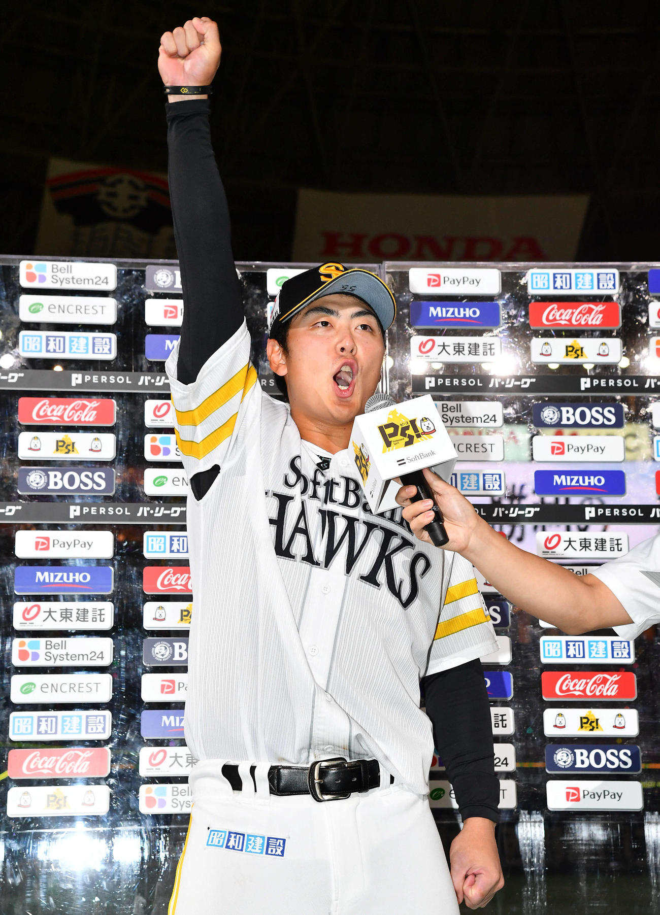 ソフトバンク対楽天　ヒーローインタビューを締める石塚（撮影・岩下翔太）