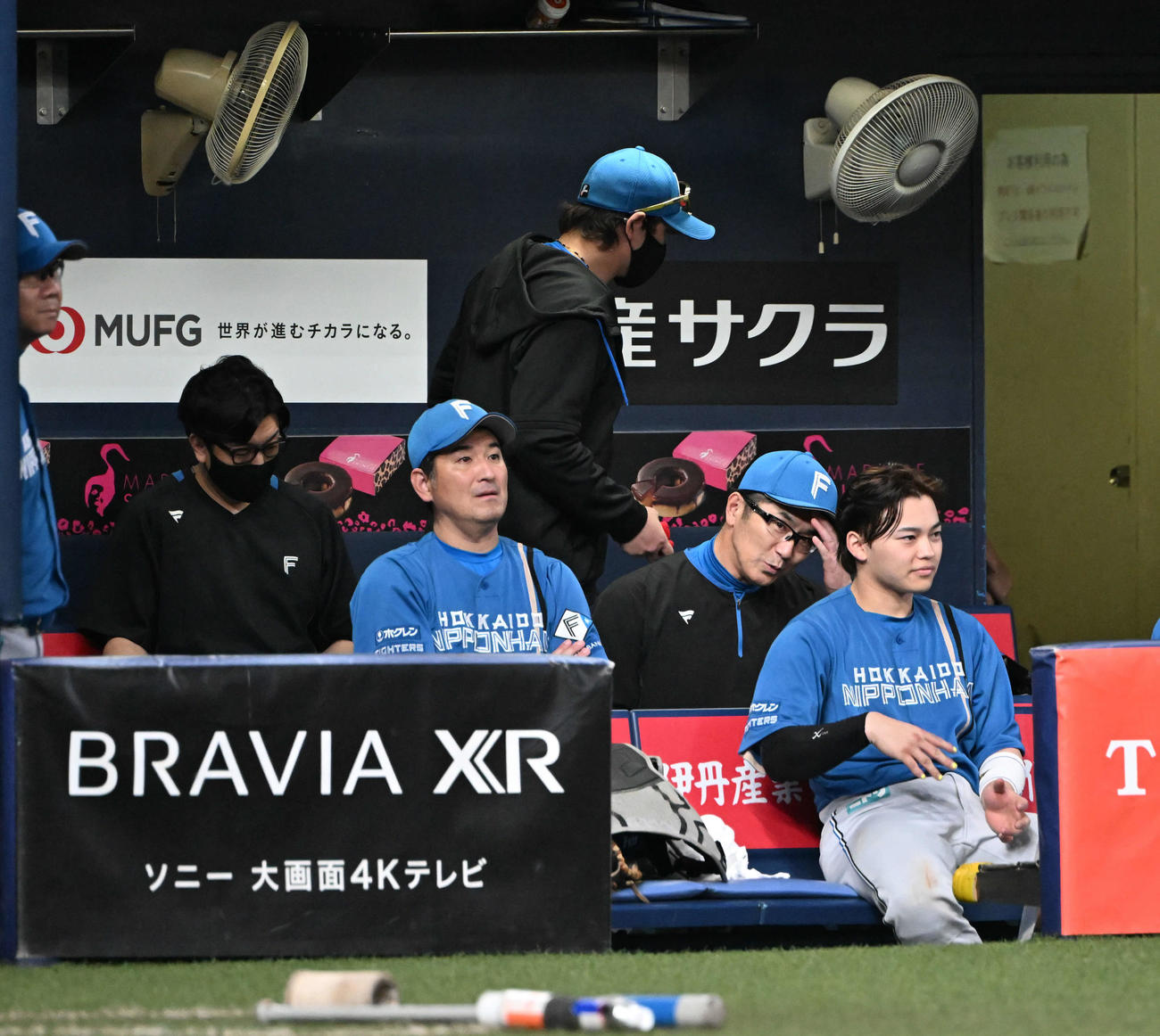 オリックス対日本ハム　オリックスに敗れ、グラウンドを後にする日本ハム新庄監督（撮影・和賀正仁）