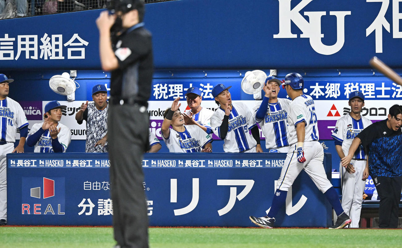 DeNA対ヤクルト　6回裏DeNA2死、ソロ本塁打を放った筒香（手前）を迎える選手たち（撮影・滝沢徹郎）